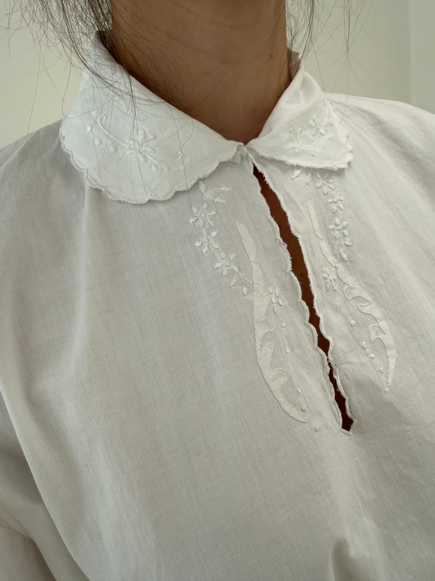 Rochie maxi cu broderie manuală delicată din pânză excepțională de in și bumbac
