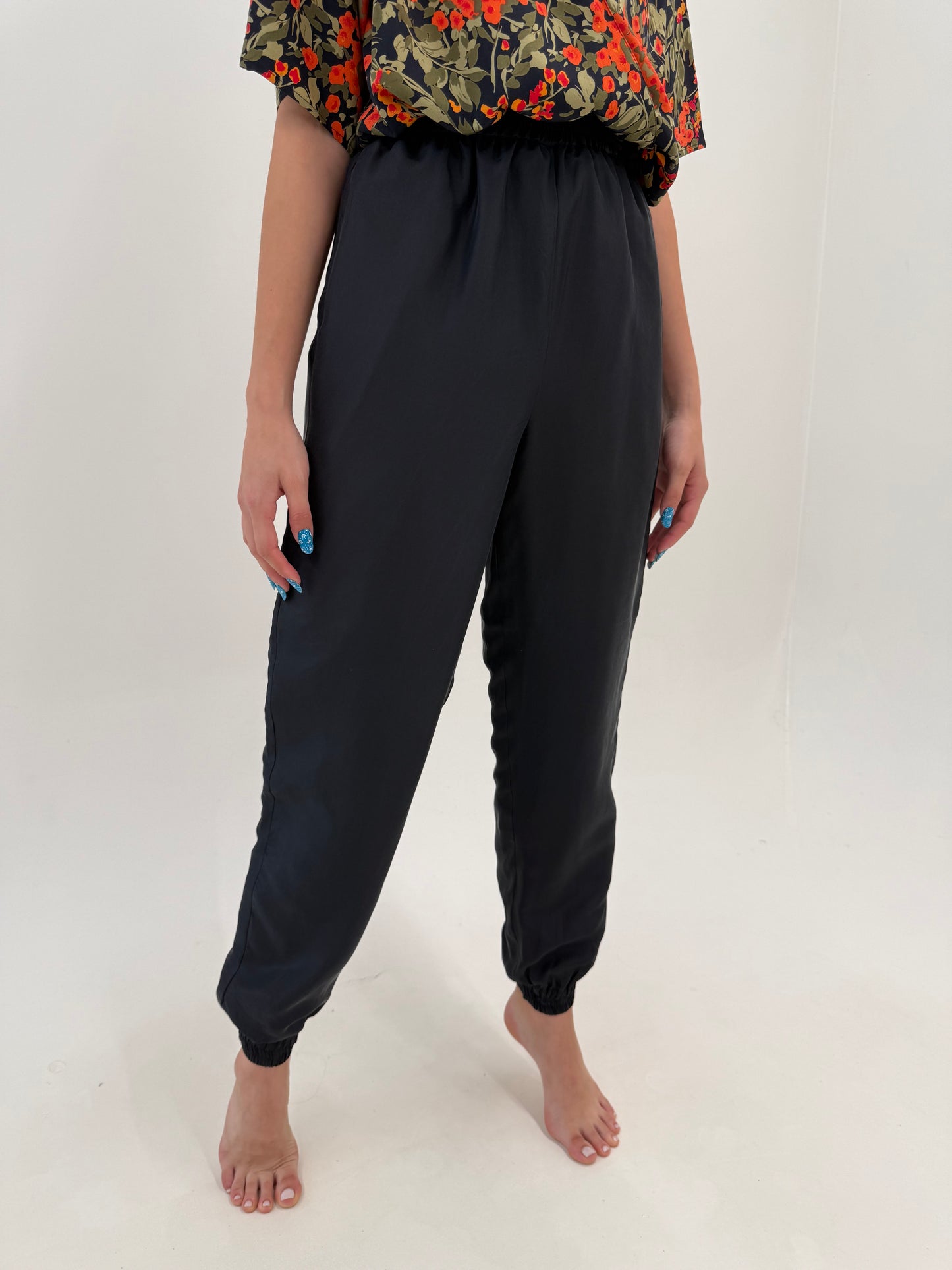 Pantaloni în croi sport extrem de chic tall din mătase naturală