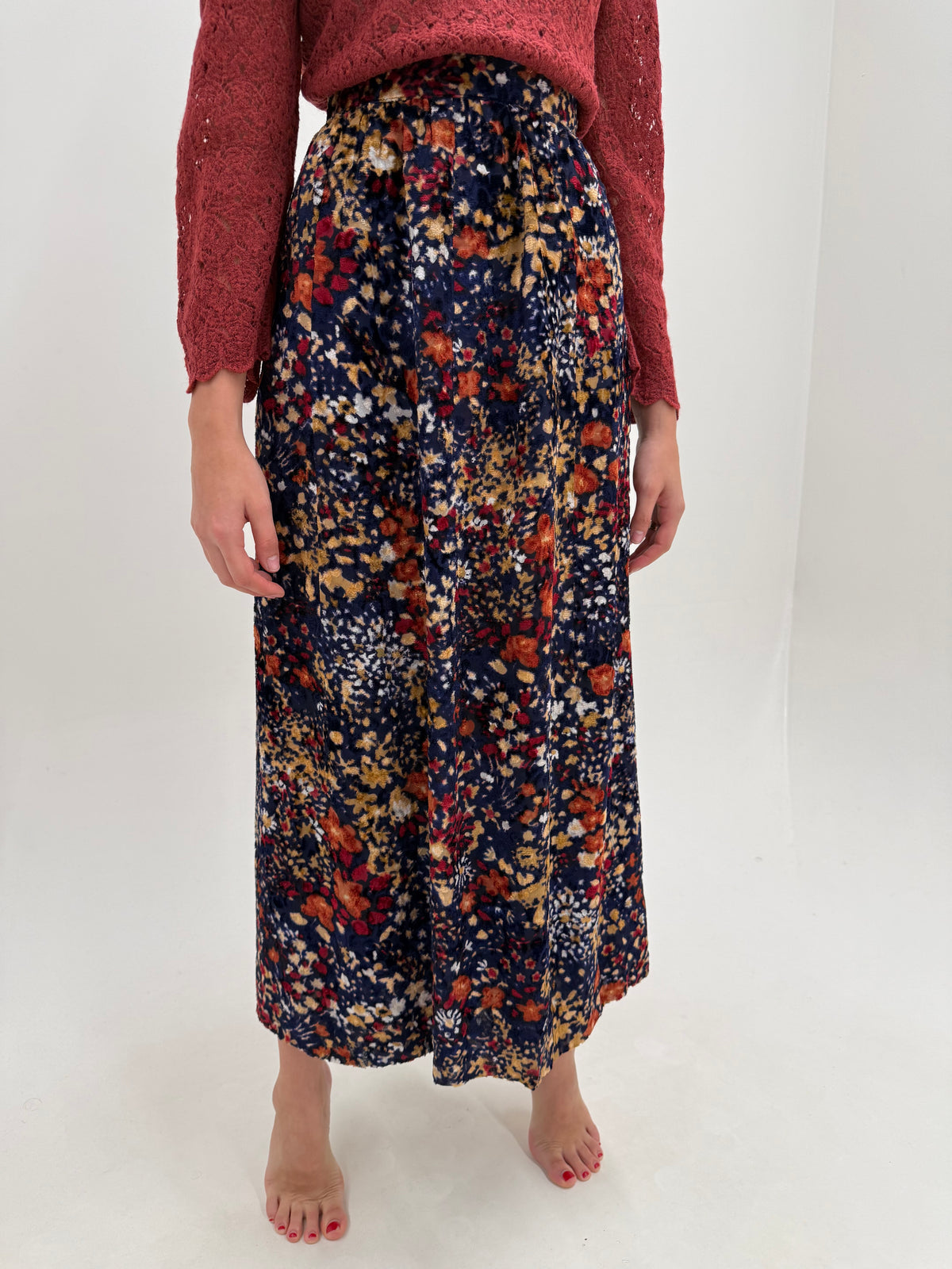 Fustă maxi din catifea premium midnight blue cu print delicat de la zi la seară