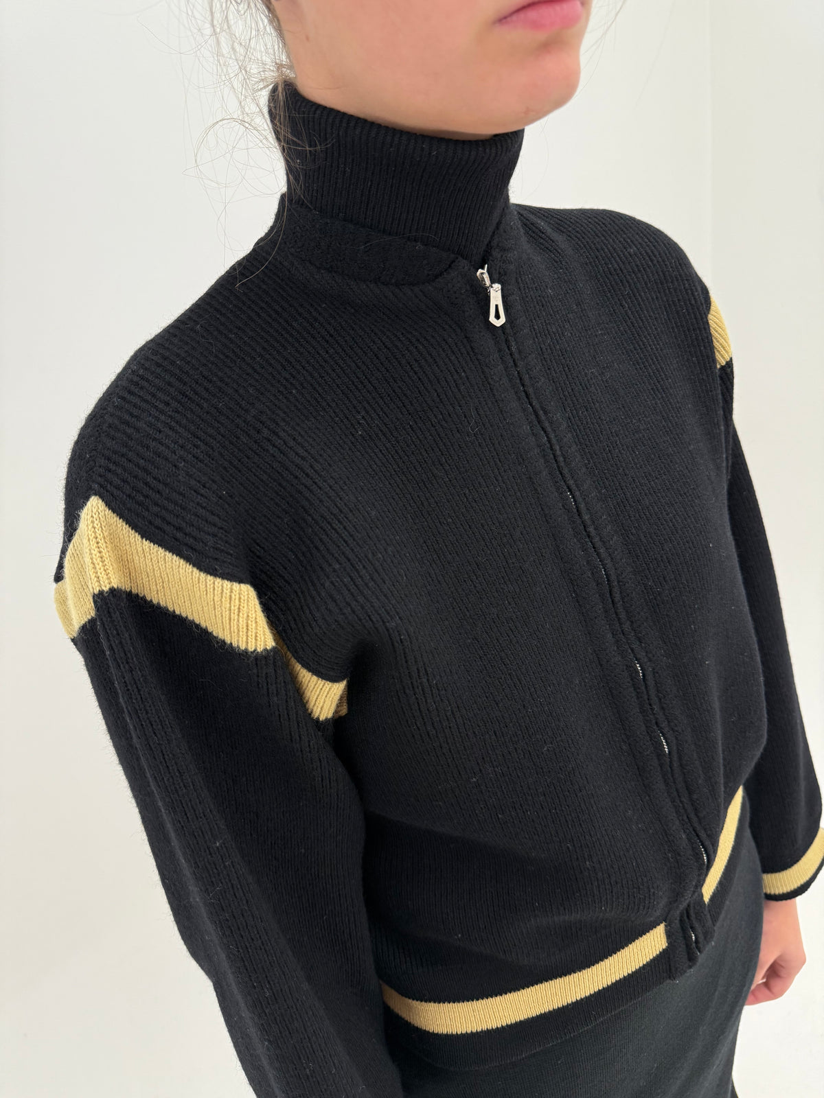 Jacheta excepțională neagră din lana plină ribbed în croi Bomber retro modern