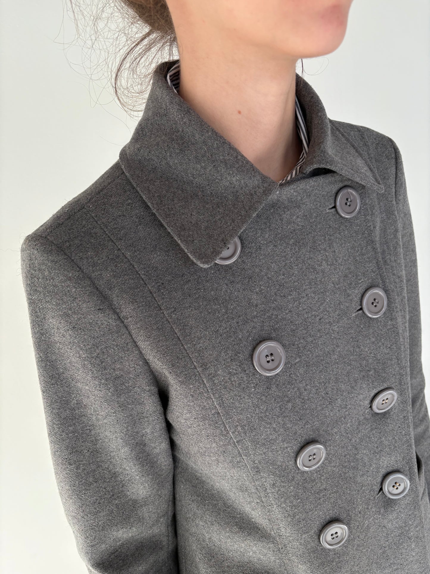 Jacheta silver gray din stofă extrafina cu ținuta și închidere dublă