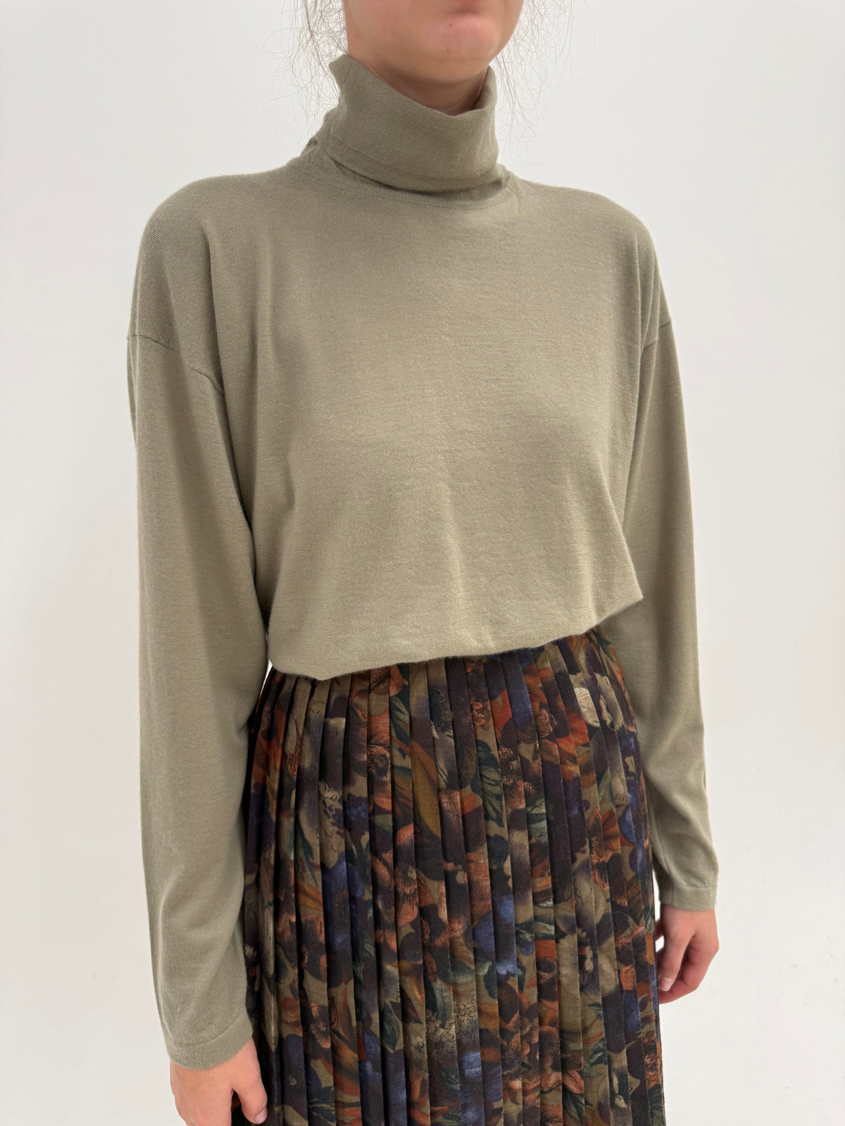 Maleta Sage green din cașmir excepțional subțire în croi oversized