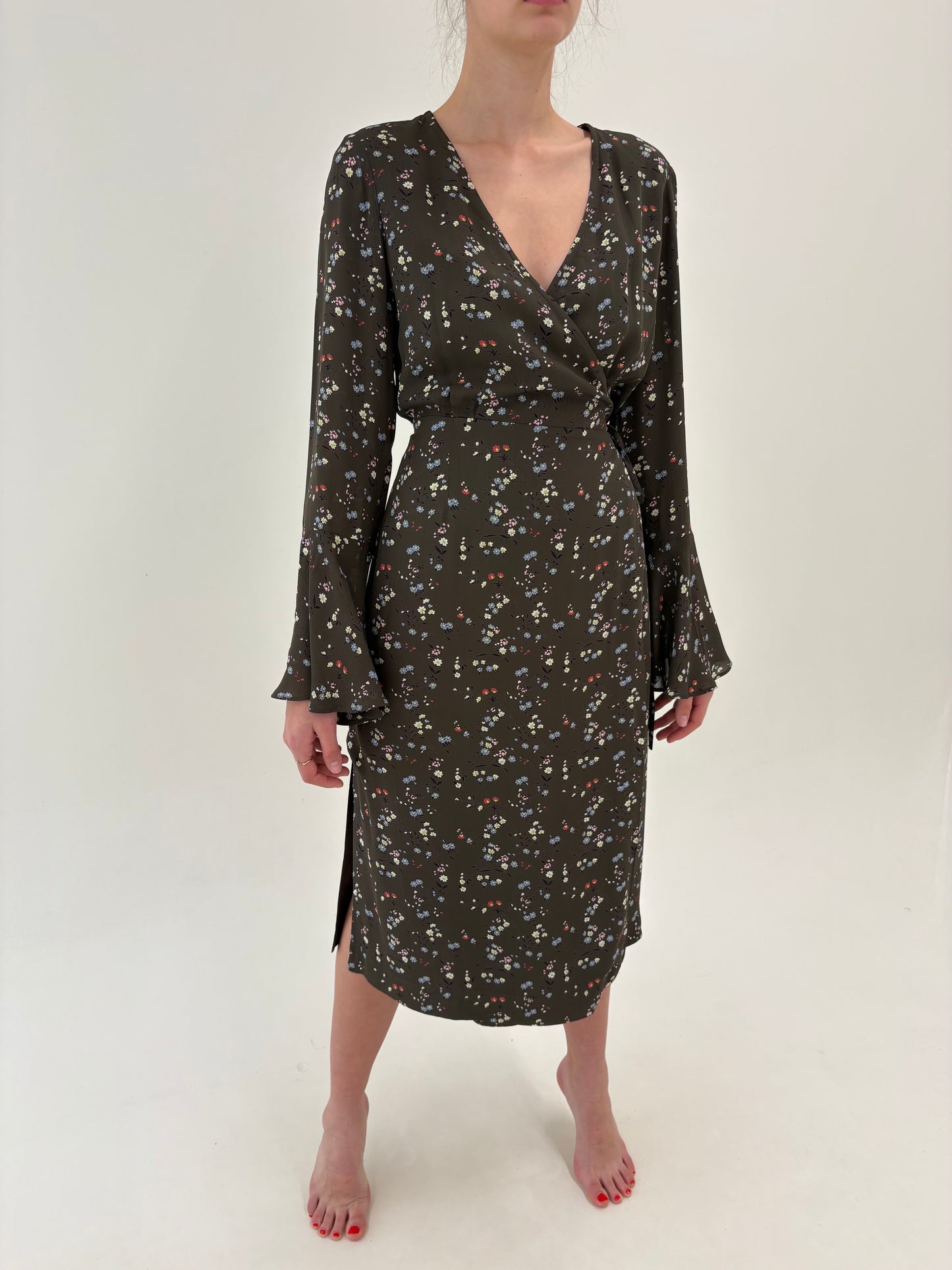 Rochie de designer Essentiel Antwerp în croi petrecut și mâneci evazate