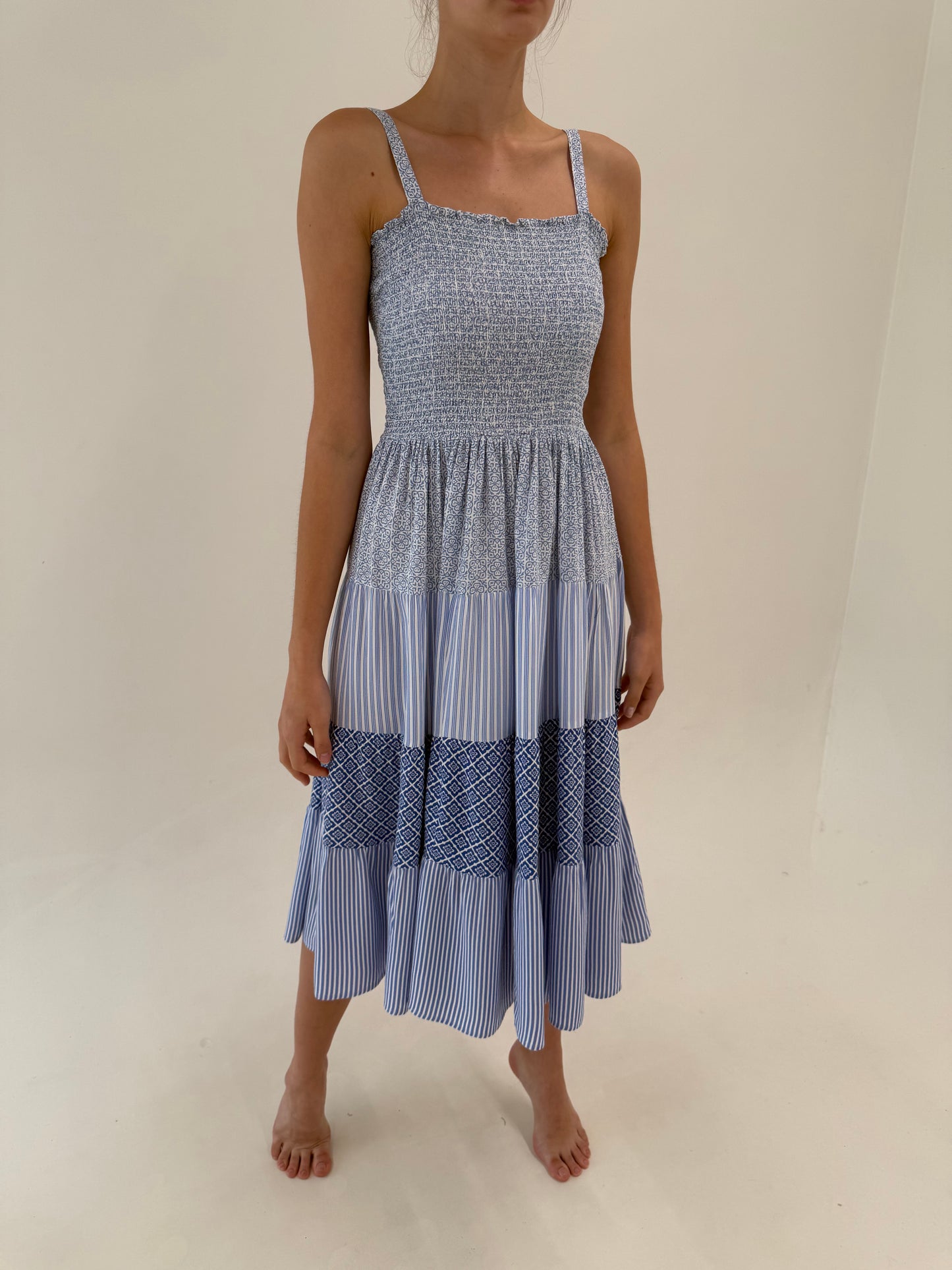 Rochie maxi în nuanțe de albastru din pânză fină cu bust și talie shirred