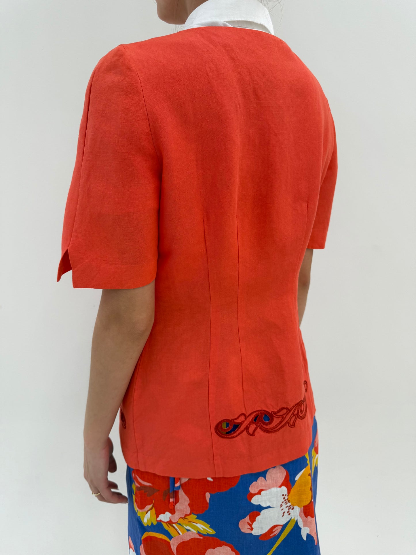 Sacou coral red cu broderie din pânză de in cu nasturi decorativi
