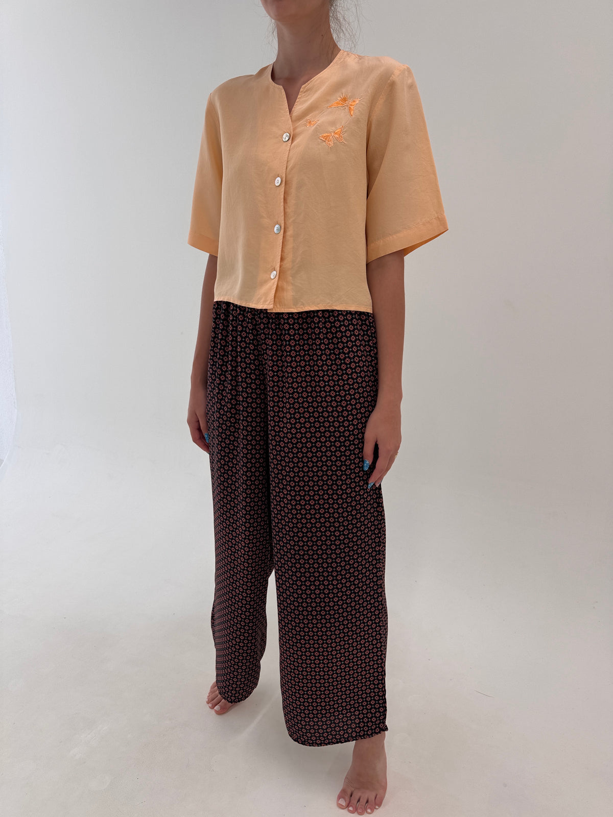 Pantaloni palazzo negri vaporoși cu print coral red și talie ultra înaltă elastică