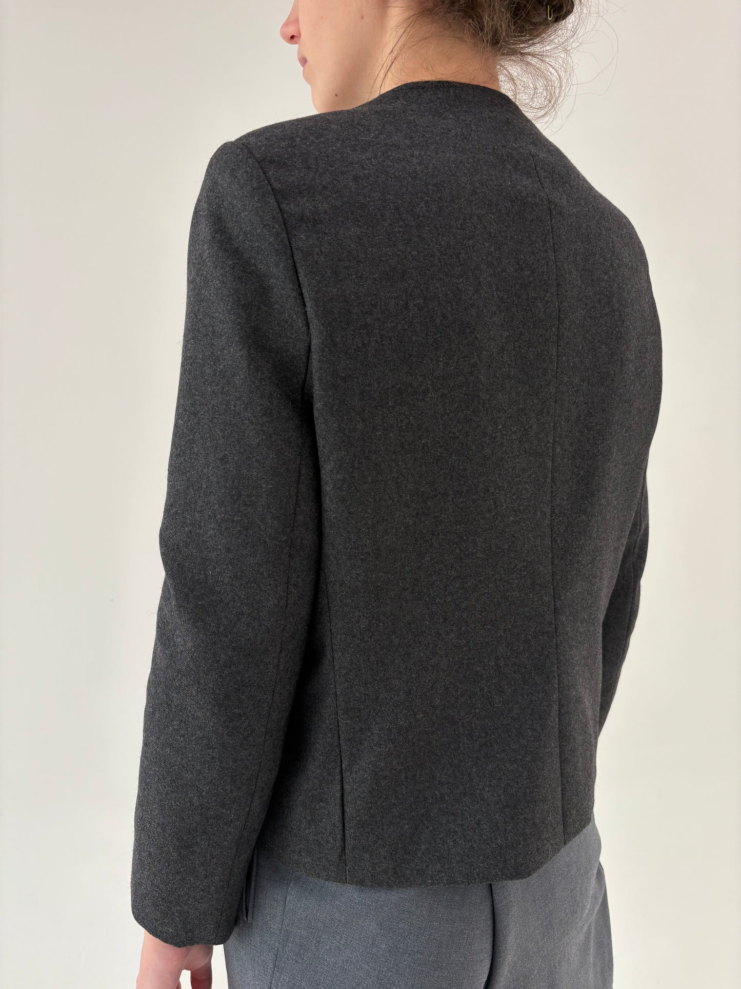 Jacheta petite în croi minimalist în stil Chanel din lana extrafina