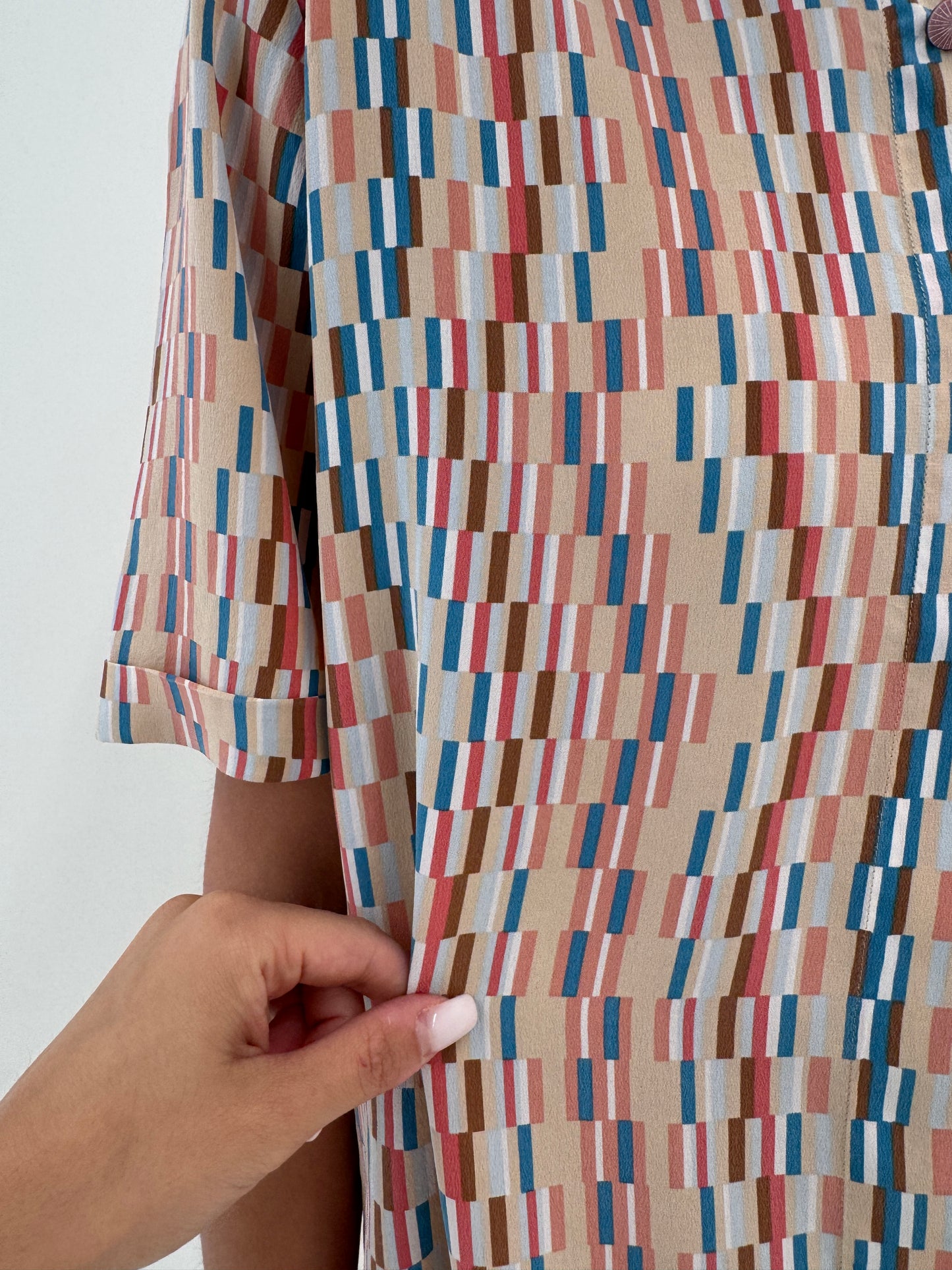 Cămașa din mătase naturală cu print geometric în combinație superbă de culori