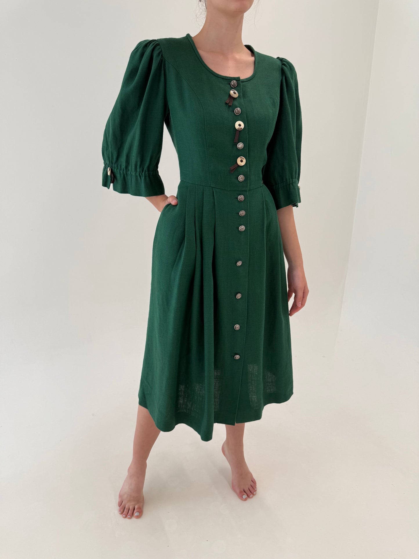 Rochie vintage din pânză grea de in cu corsaj si broderie