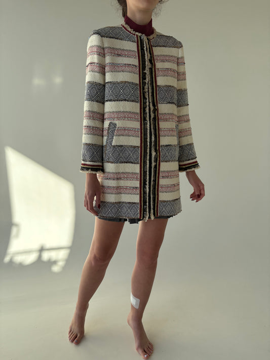 Pardesiu in stil Chanel din brocart în combinație clasică de culori