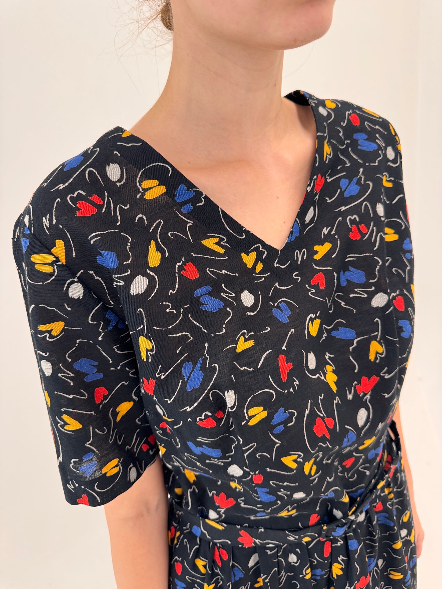 Rochie neagră din pânză de in cu talie reglabilă în croi de ani 50 cu print în culori tari