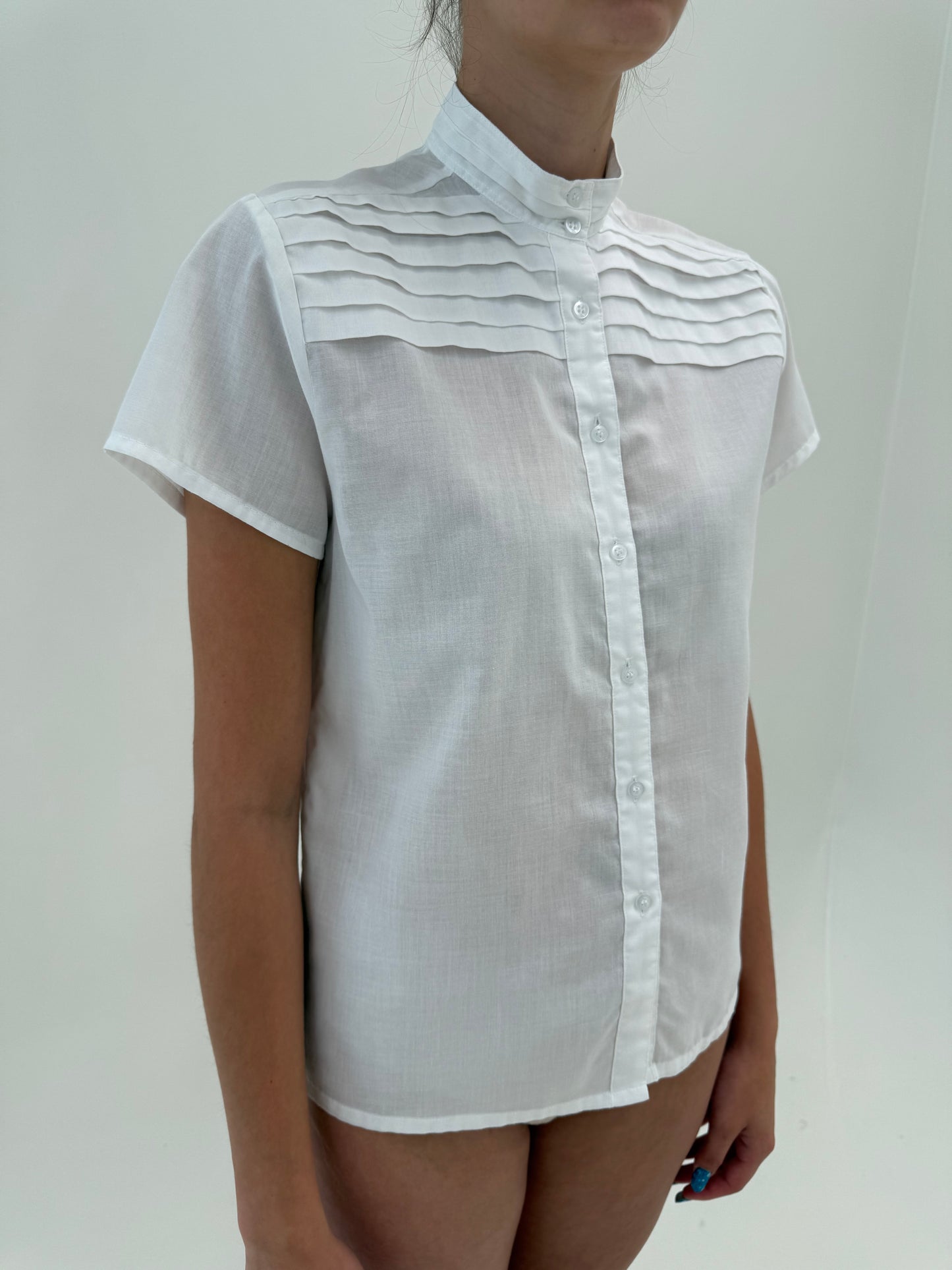 Camasa din poplin de bumbac în croi retro modern cu pliseuri decorative