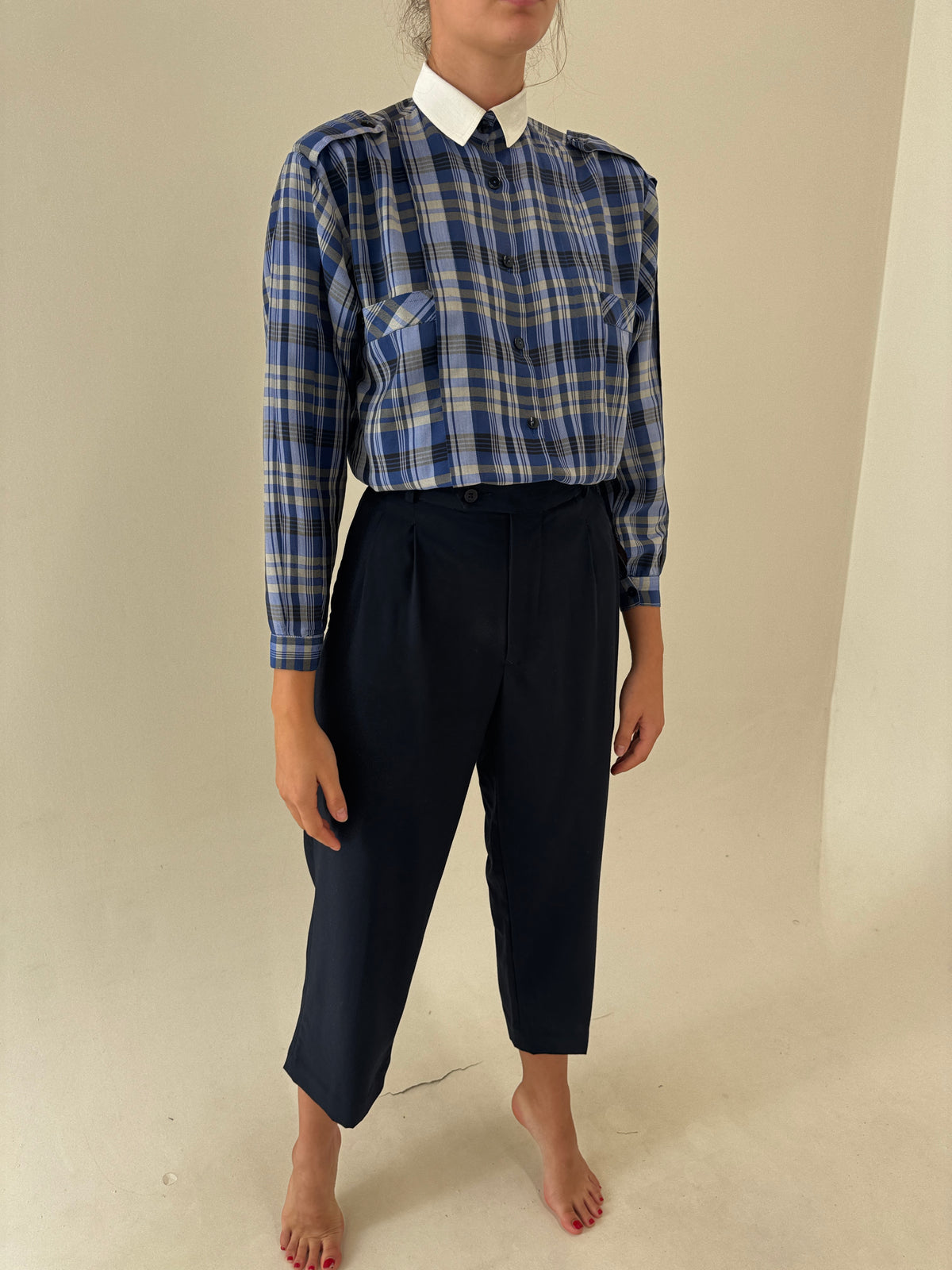 Pantaloni Navy petite din stofita de lana extrafina și vascoza cu pense