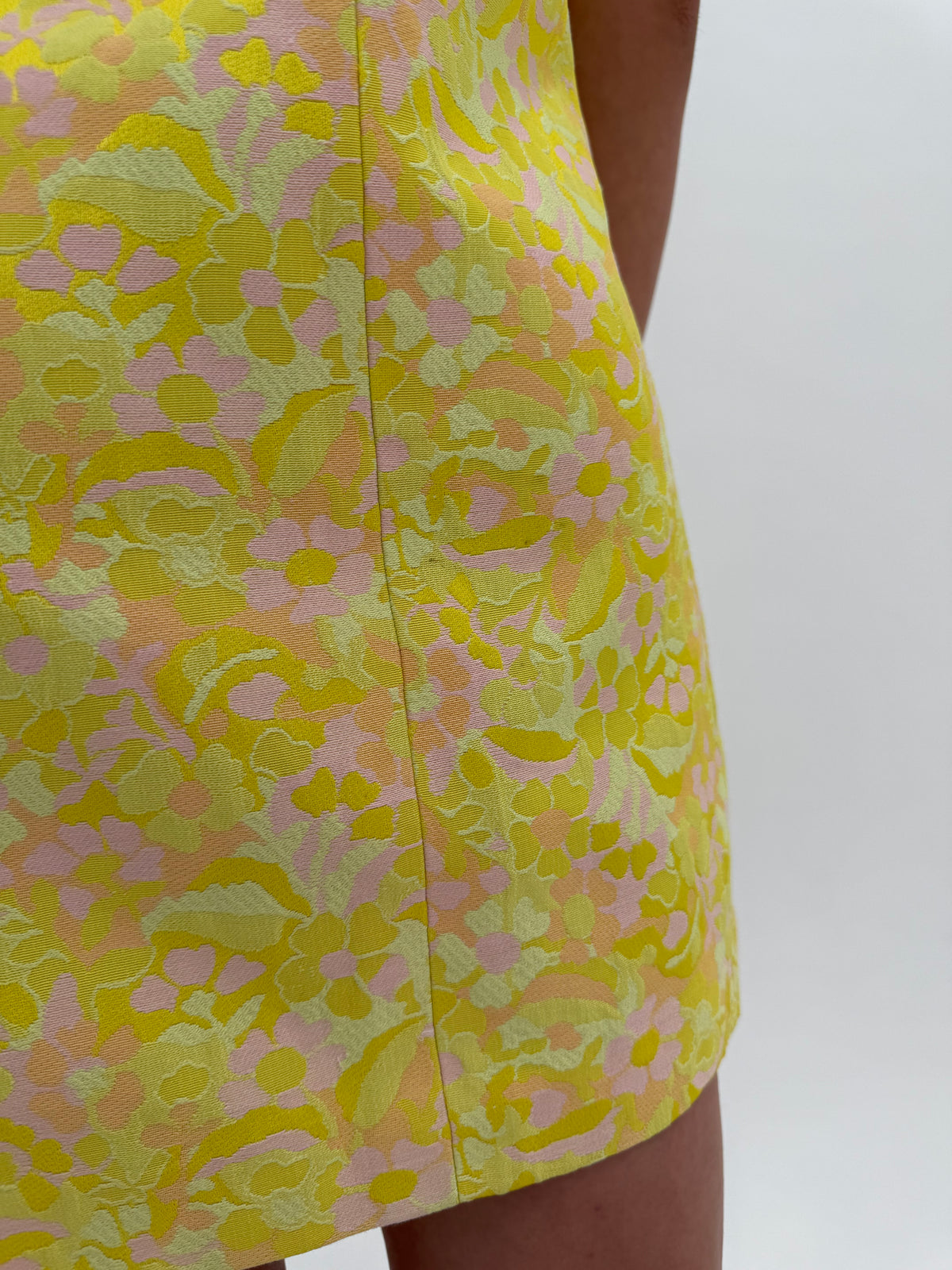 Rochie mini mod old vintage anii 60 din brocart în culori superbe de colecție