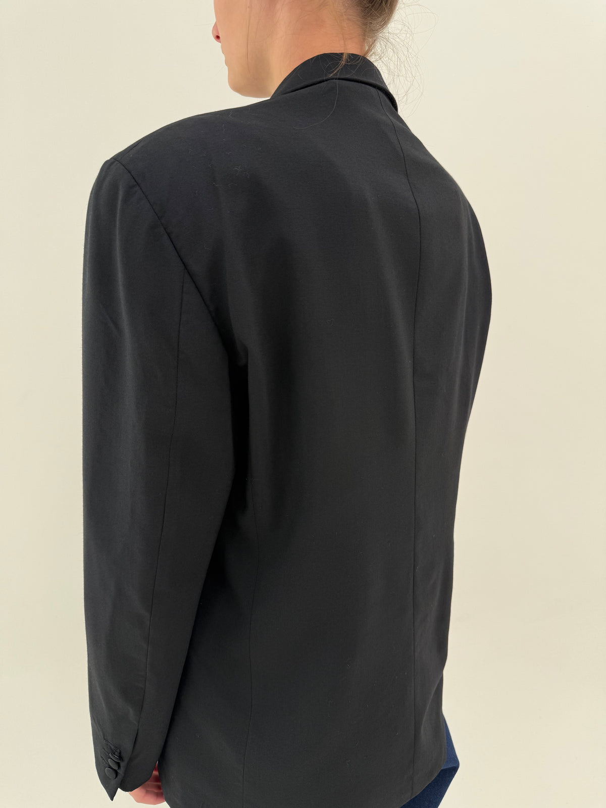 Sacou tuxedo negru de brand luxury cu revere late satinate și închidere dublă
