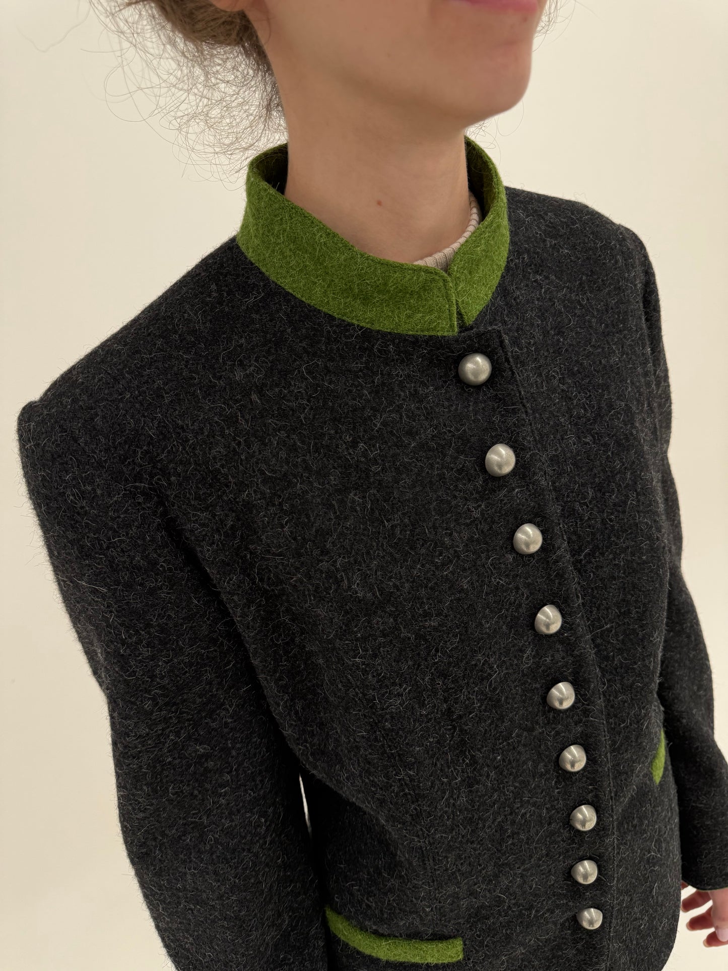 Jacheta gri din stofă structurată de lana și alpaka în croi minimalist