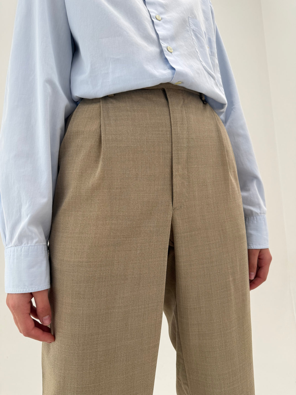 Pantaloni Valentino tall camel din lanita extrafina cu pense, manșetă și talie ultra înaltă