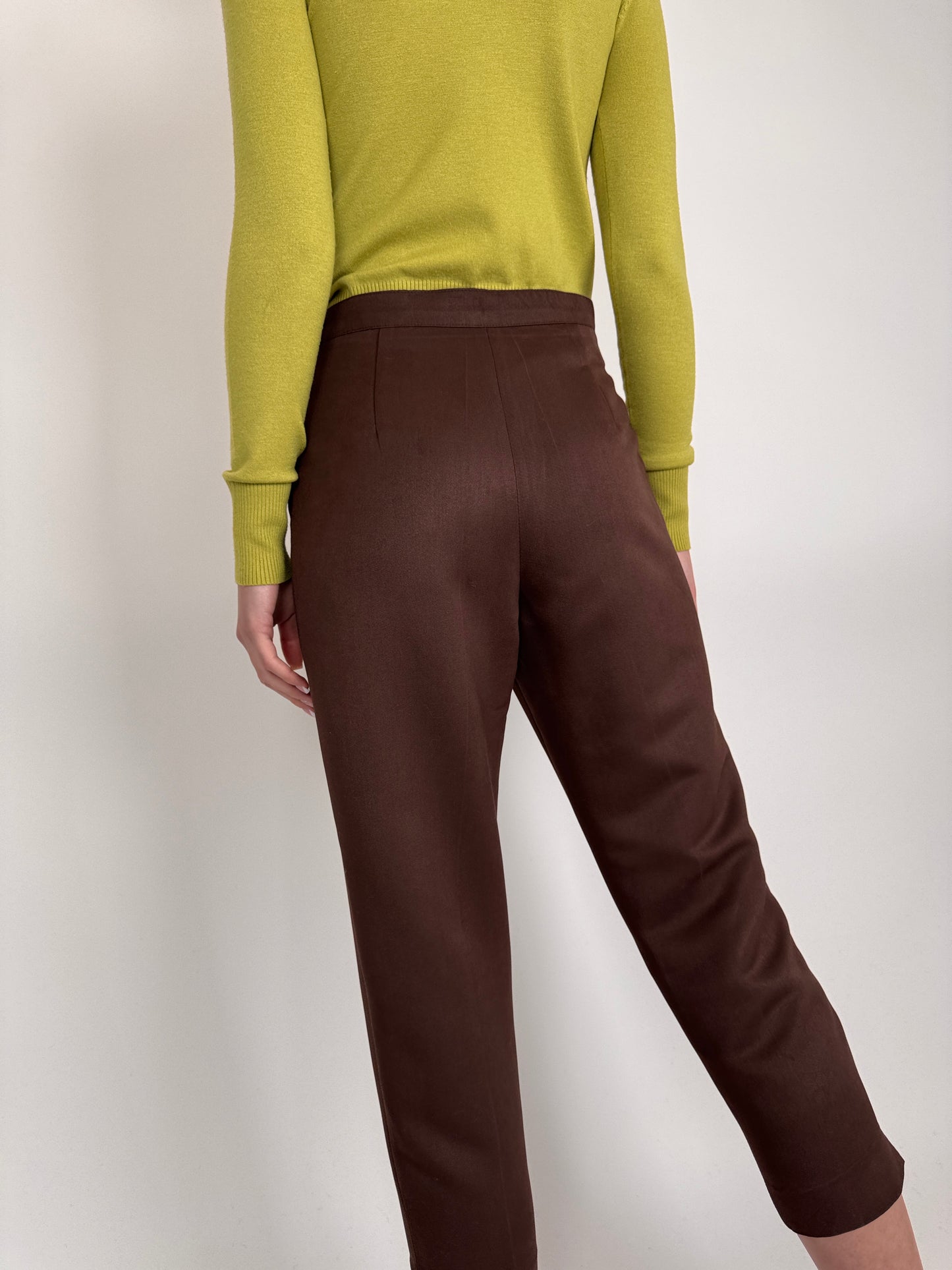 Costum chocolate brown petite cu nasturi argintii metalici