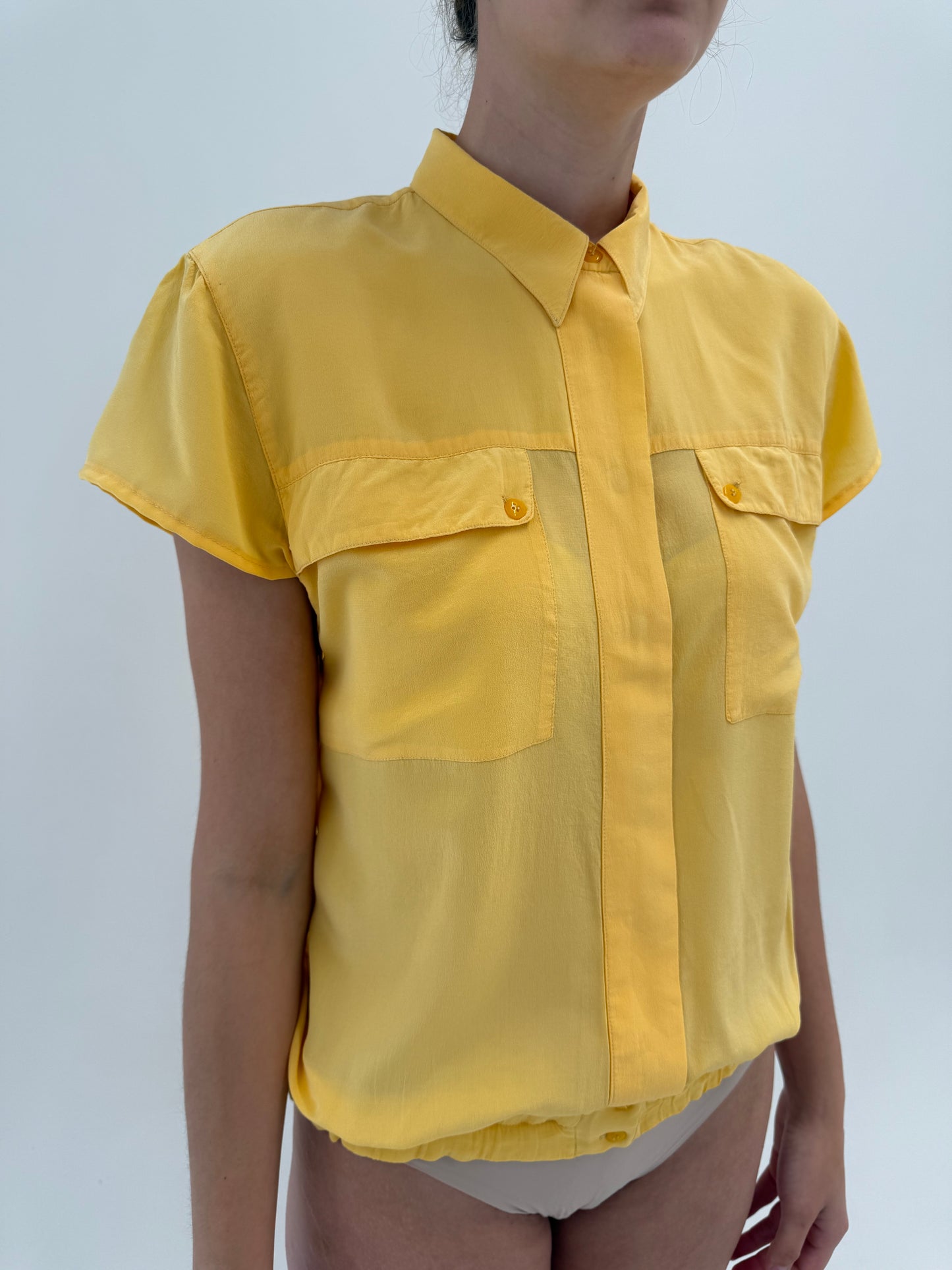 Cămașa din mătase naturală in croi retro modern