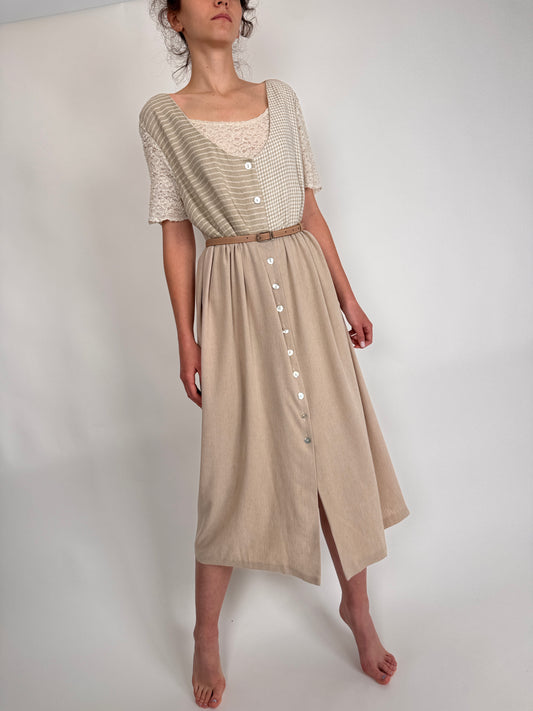 Rochie vintage în nuanțe neutre cu talie marcată