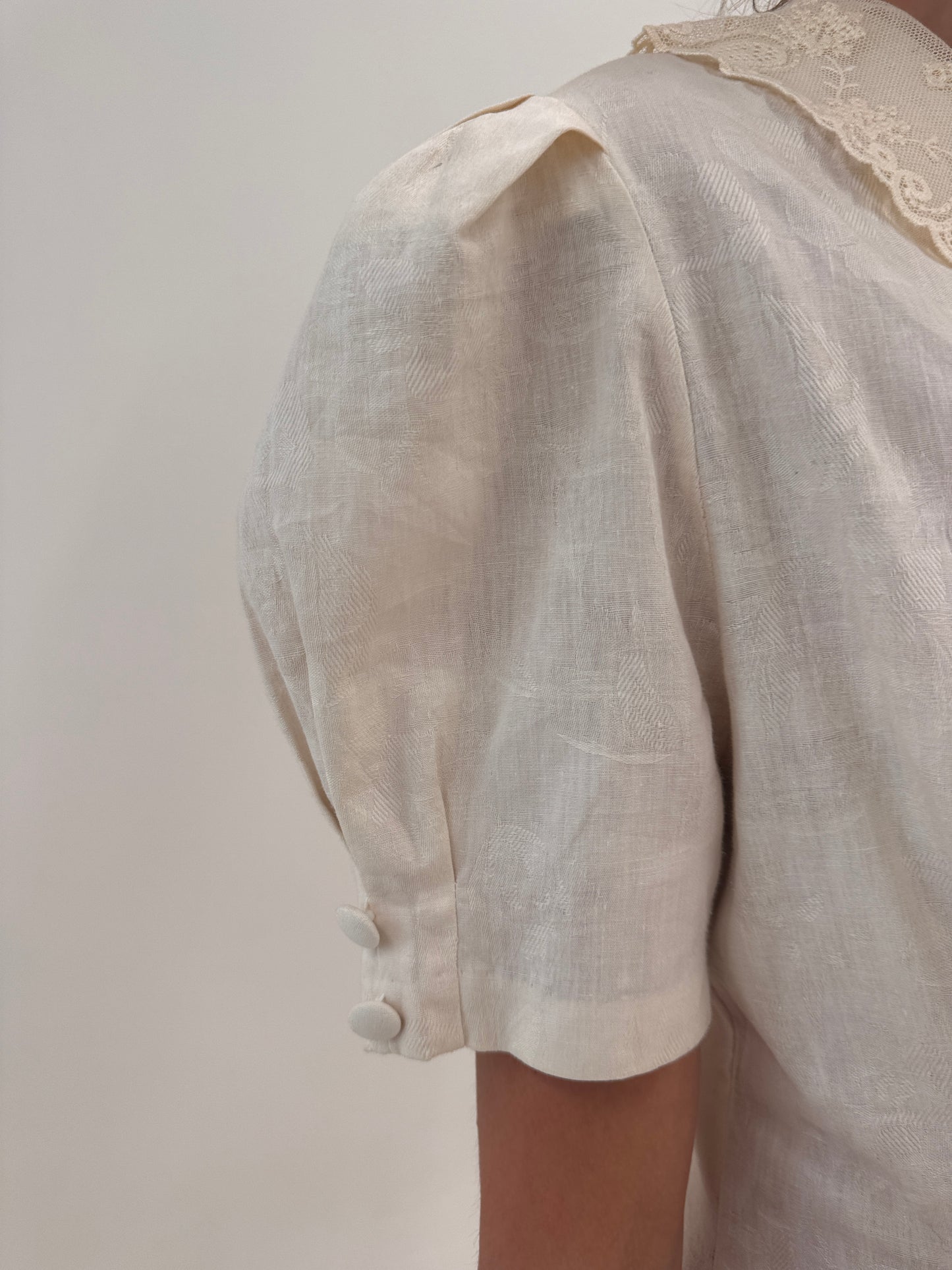 Corsaj din pânză extrafina de brand luxury vintage butter white cu dantelă chantily