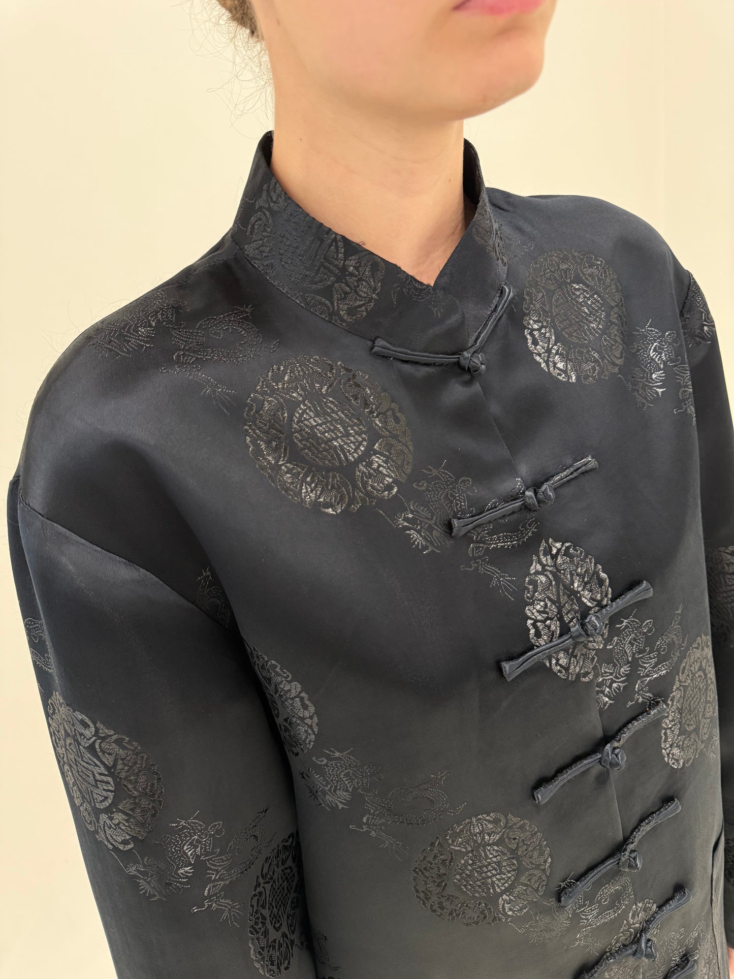 Jacheta neagra asiatică tall din jacquard de mătase naturală