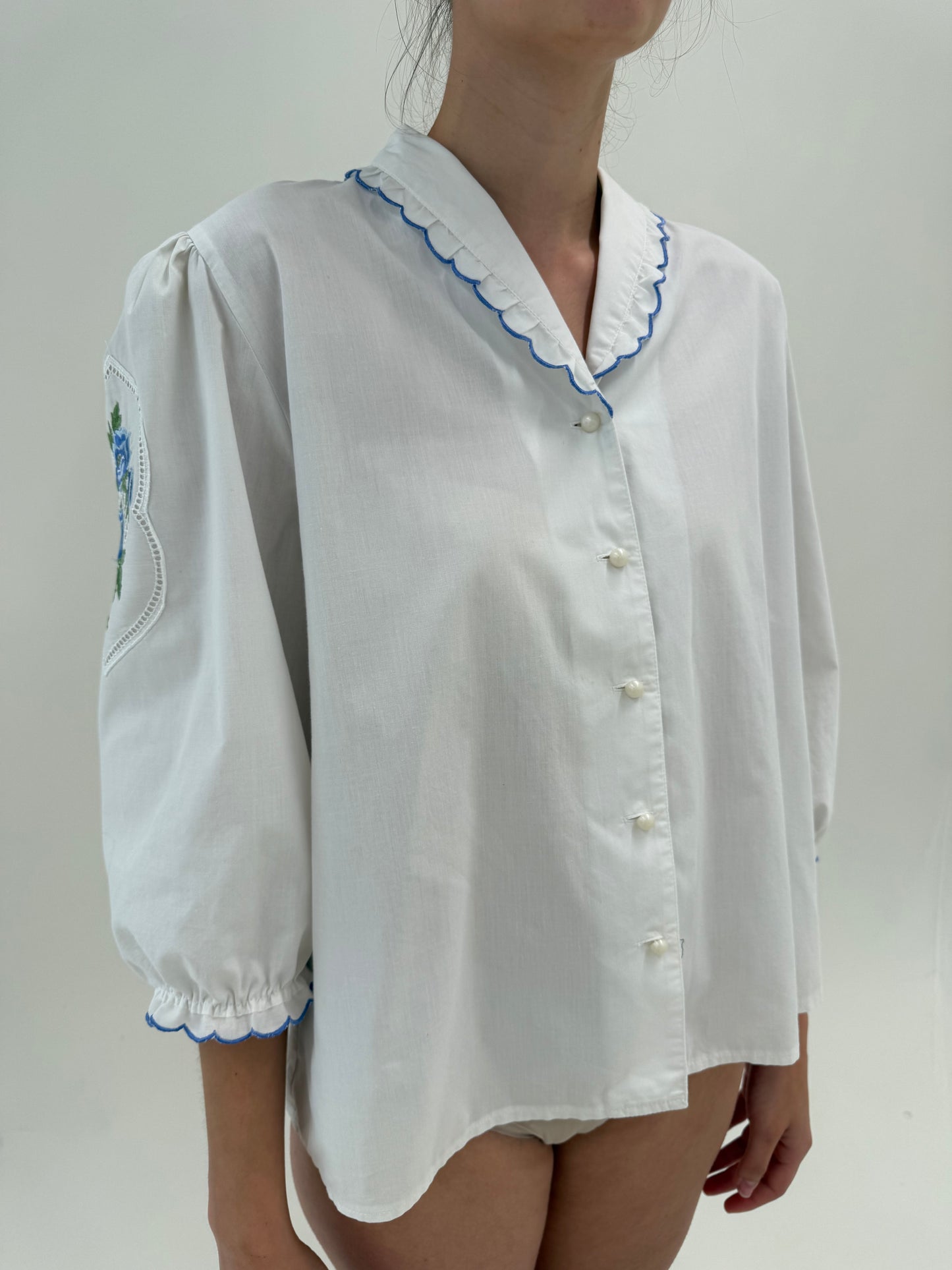 Cămașa vintage din pânză cu broderie superba baby Blue și mâneci bufante