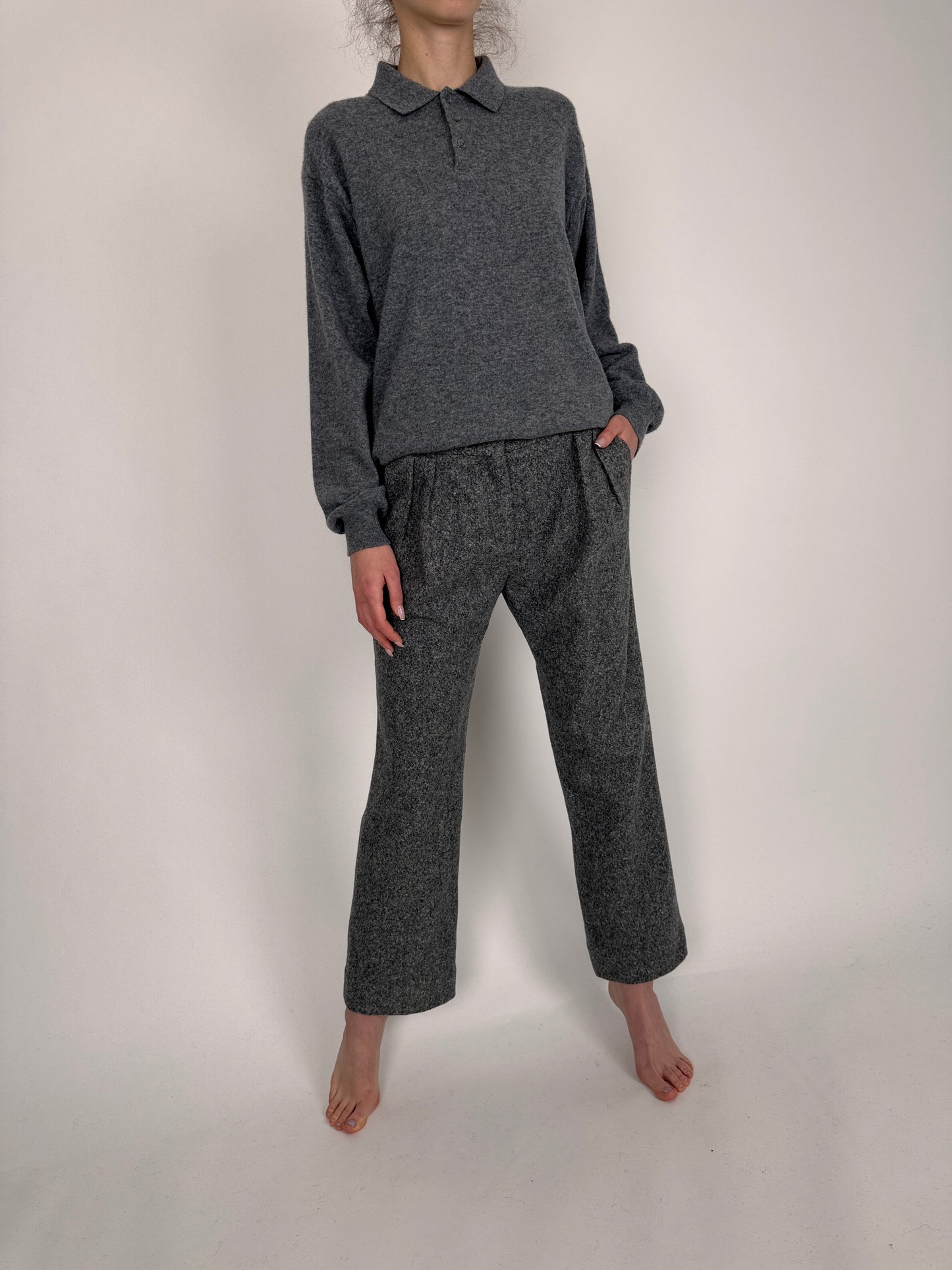 Pantaloni pebble gray din stofă groasă de lana extrafina cu pense