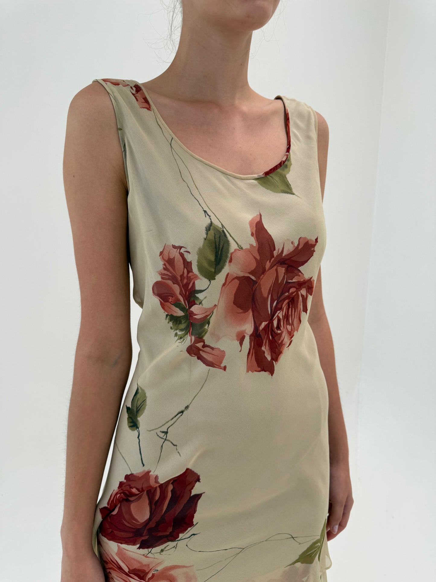 Rochie maxi în bie din mătase naturală de la zi la seară cu print floral superb