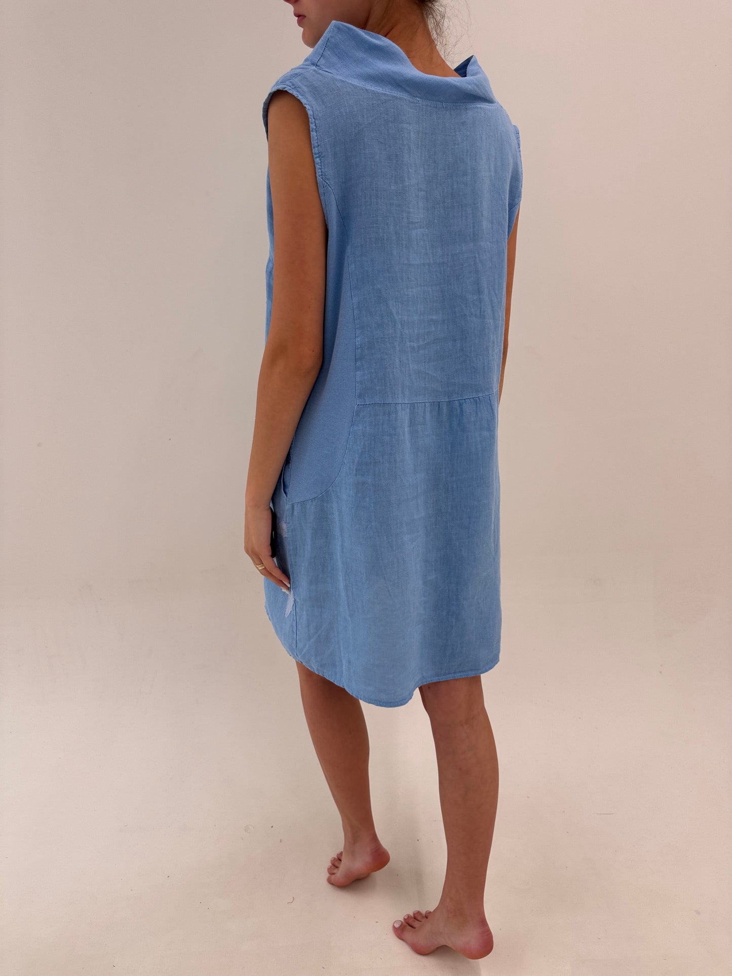 Rochie baby blue italiană din in premium în croi minimalist cu buzunare