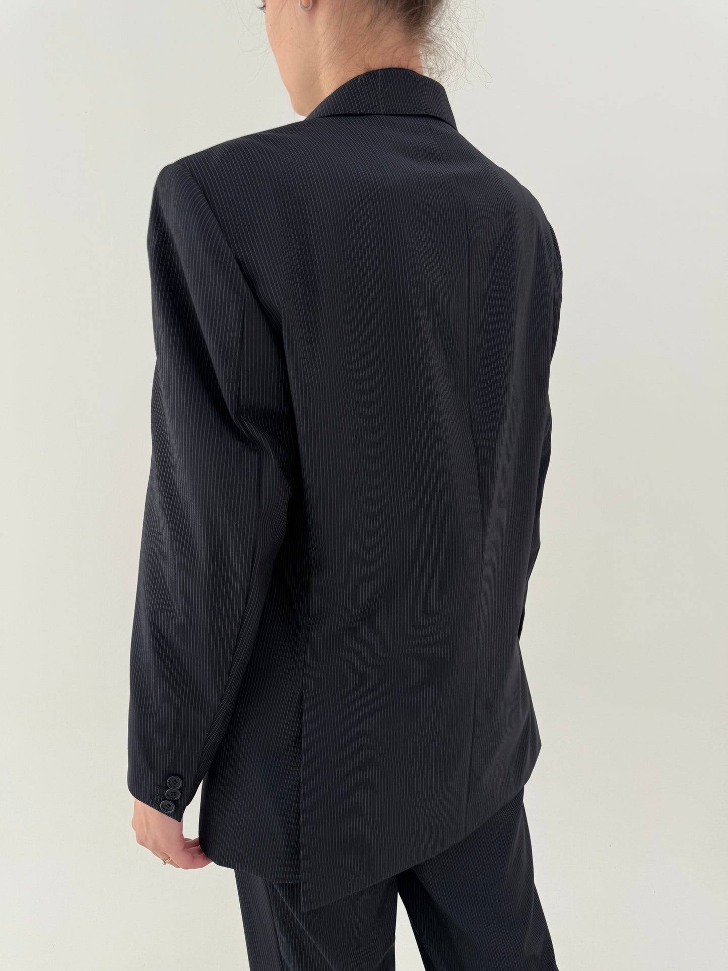 Costum negru din lana extrem de subțire Loro Piana tasmaniana cu dungi fine verticale