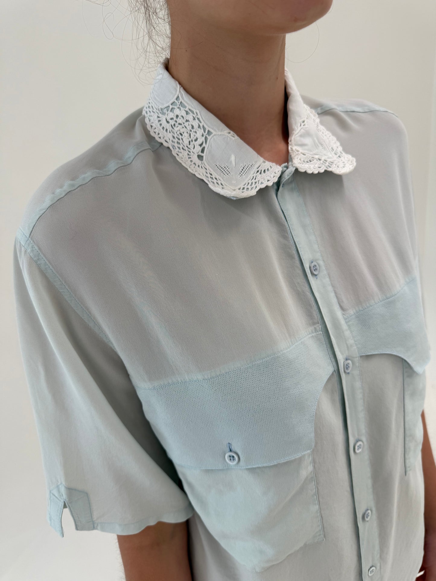 Cămașa dusty mint green din mătase matuala în croi retro modern cu influențe casual