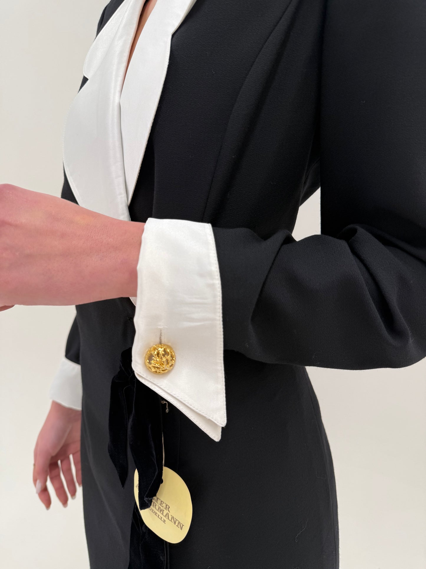 LBD maxi vintage nouă cu etichetă în stil Valentino cu revere și manșete contrastante