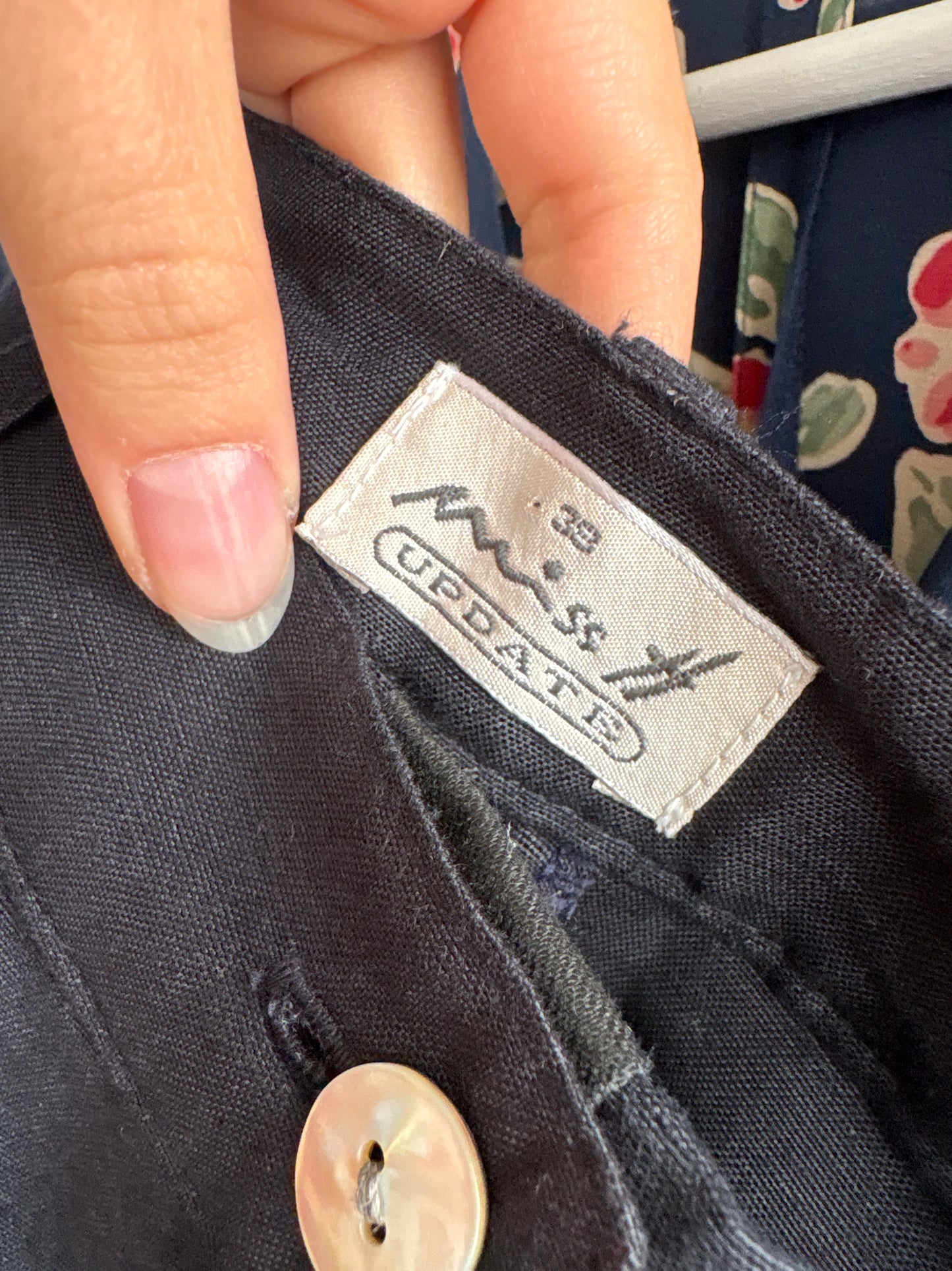 Pantaloni Navy blue cu pense din pânză în croi clasic