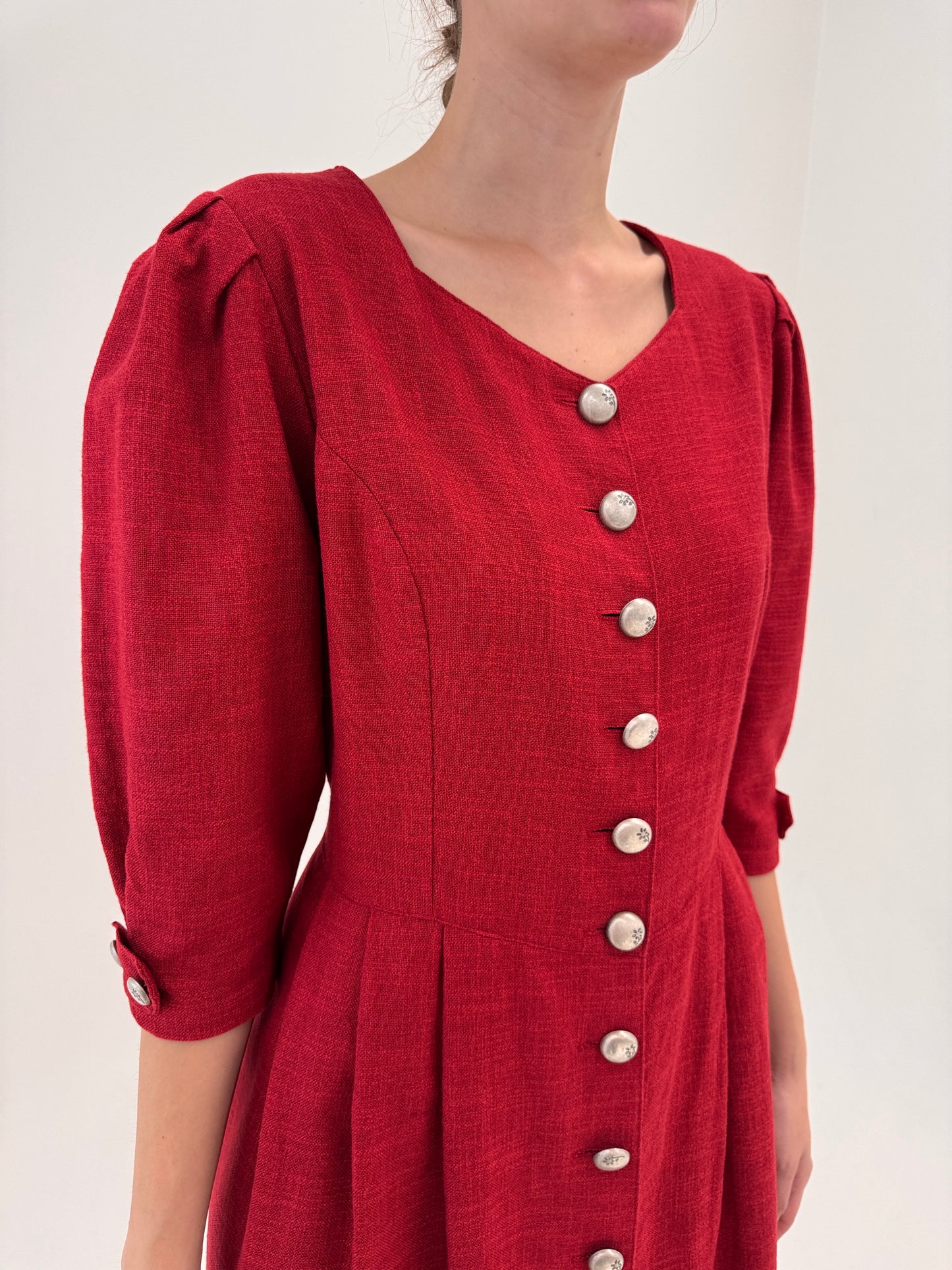 Rochie vintage ruby red cu Corsaj din pânză de in și nasturi metalici argintii brushed
