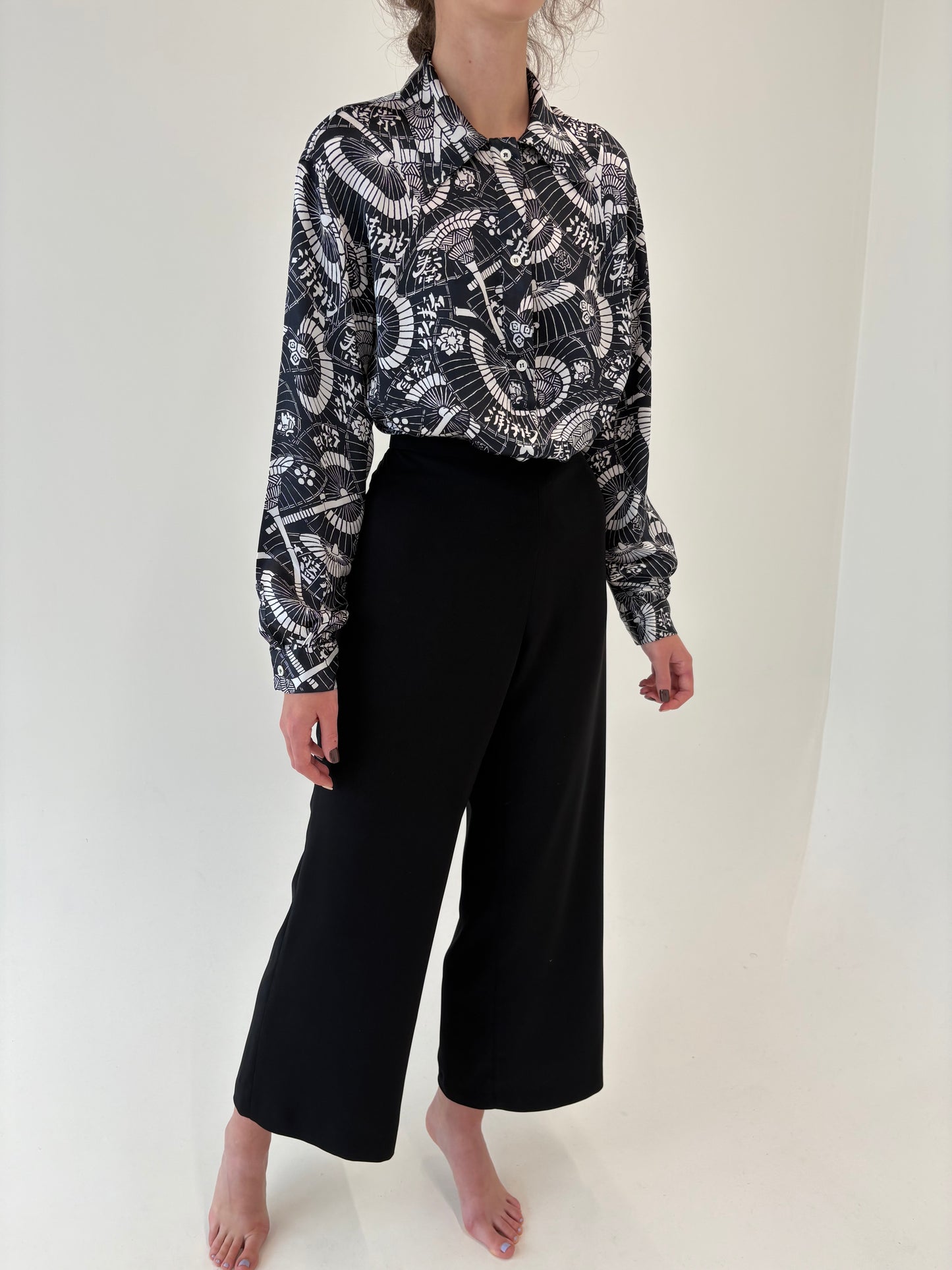 Pantaloni palazzo negri de la zi la seară