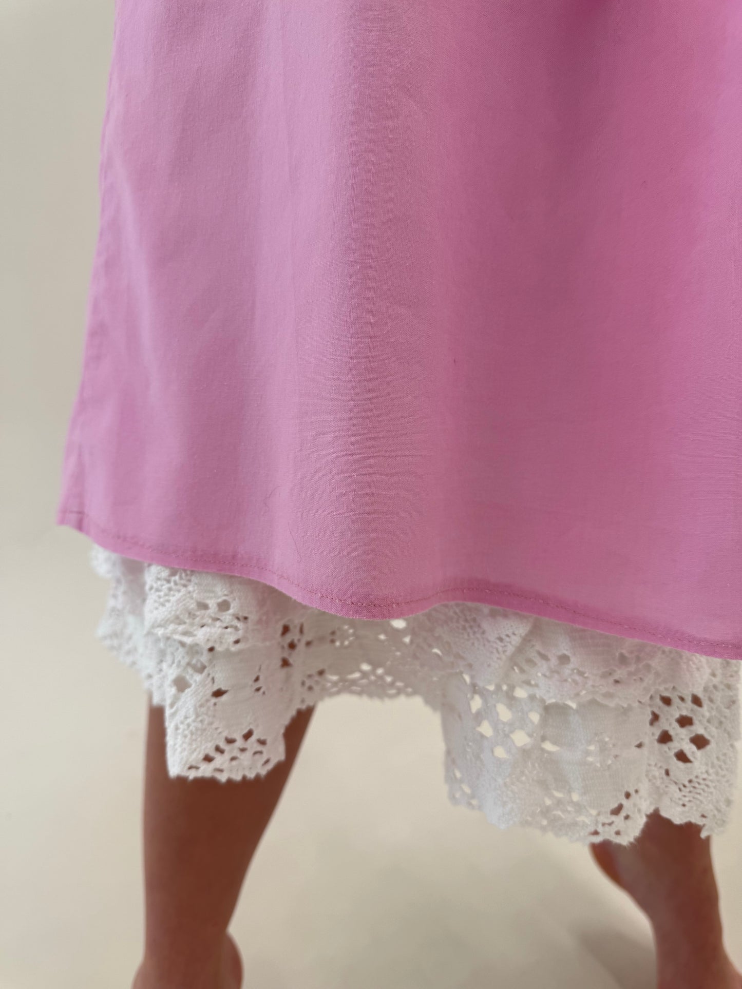 Fustă vintage din pânză cu căptușeală din panzica cu dantelă macrame bogată la tiv