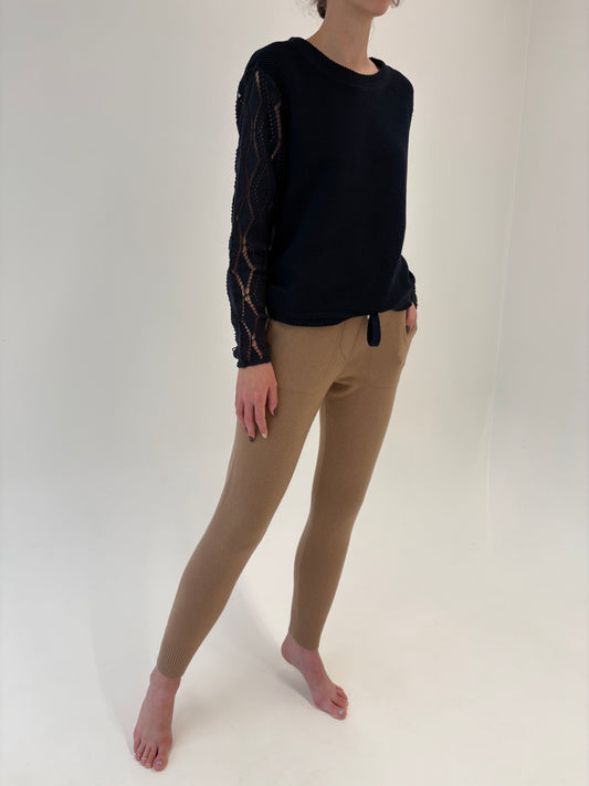 Pantaloni camel din tricot de cașmir cu influențe casual