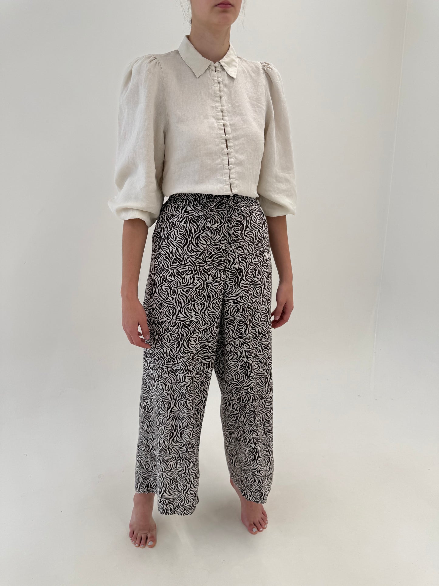 Pantaloni palazzo din in cu print chocolate brown cu talie ultra înaltă elastică