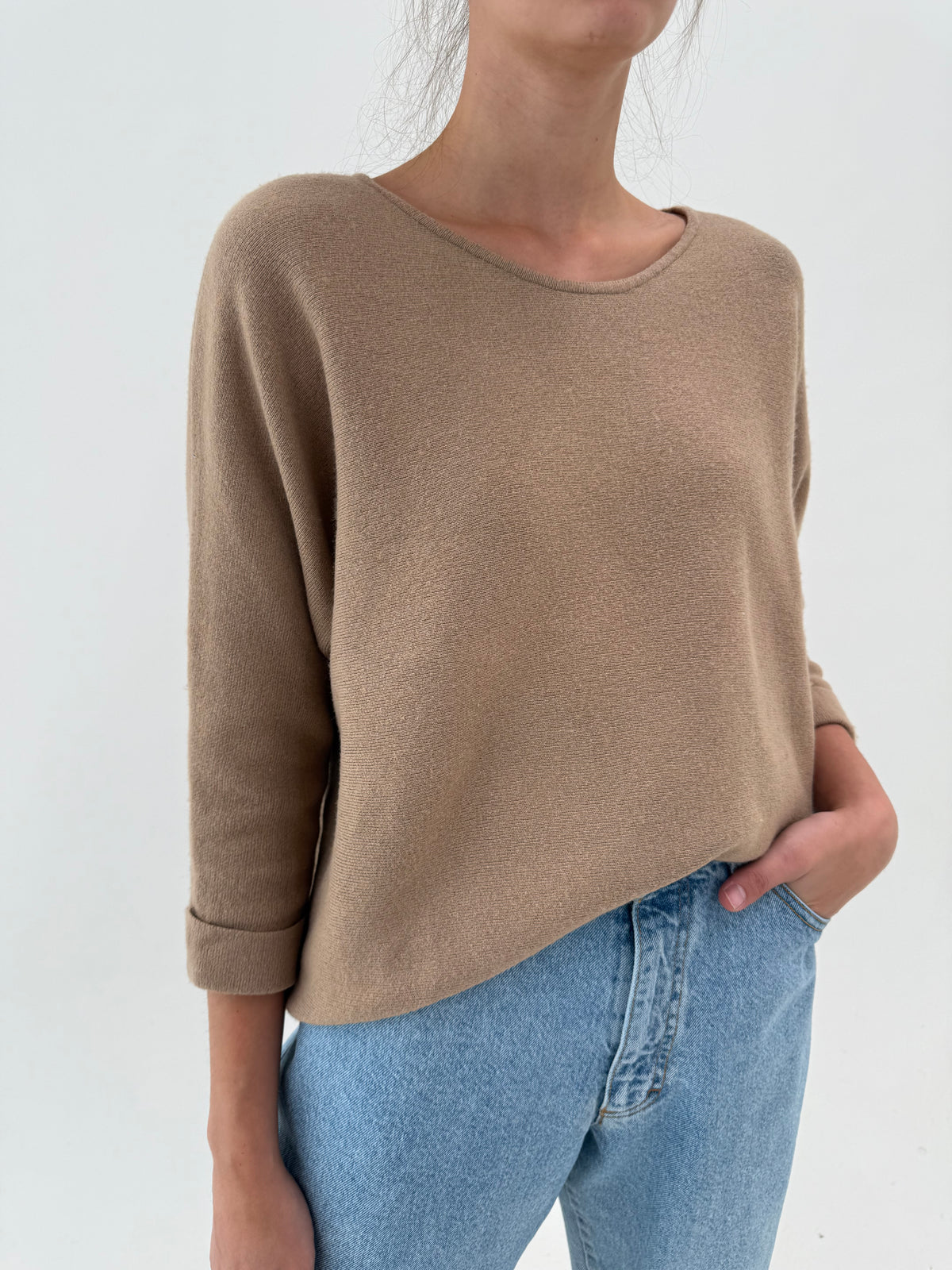 Pulover camel din lana merino extrafina cu mânecă tip fluture în croi oversized