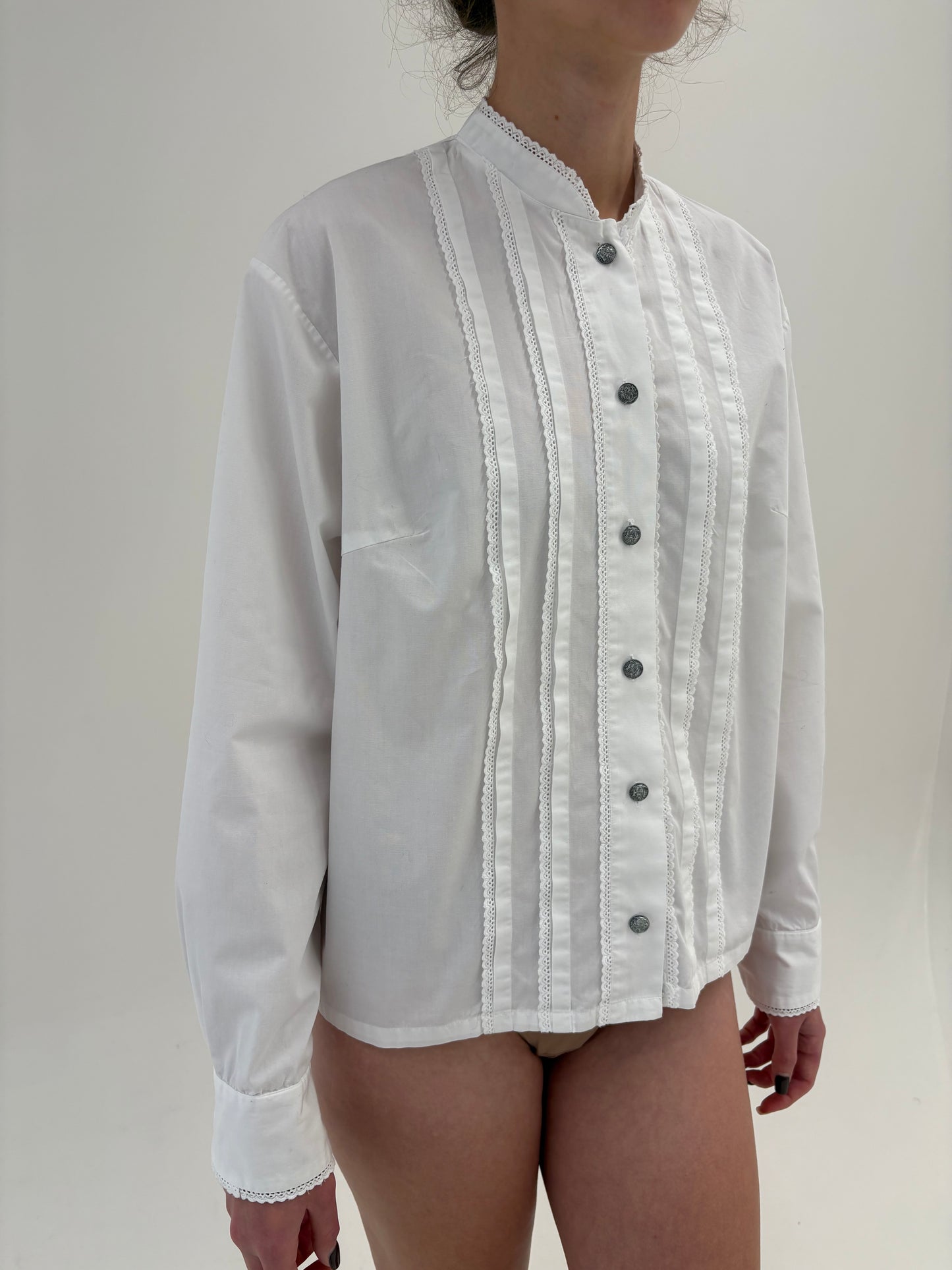 Cămașa vintage din pânză groasă structurată de bumbac cu dantelă macrame