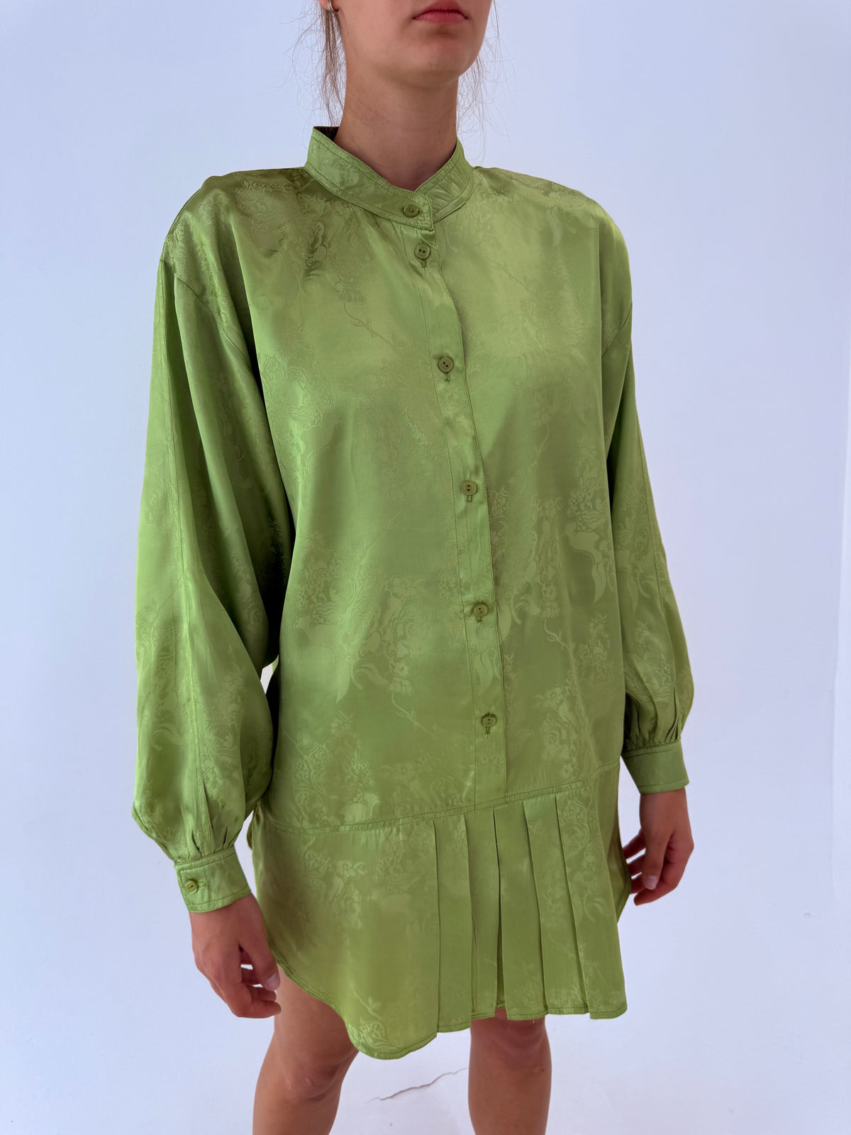 Cămașa verde crud in croi lung din jacquard cu pliseuri și mâneci ample