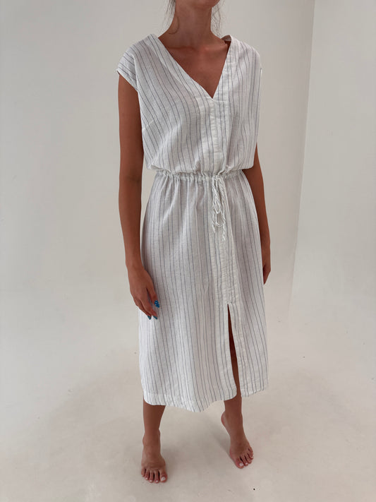 Rochie maxi din in premium în croi minimalist cu talie reglabilă și dungi fine