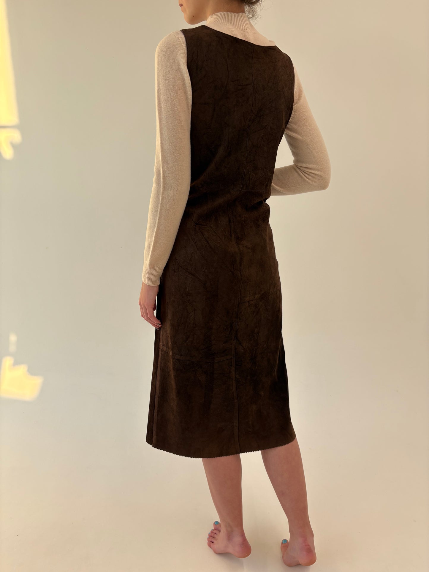 Rochie chocolate brown din piele naturală moale întoarsă ușor cambrata