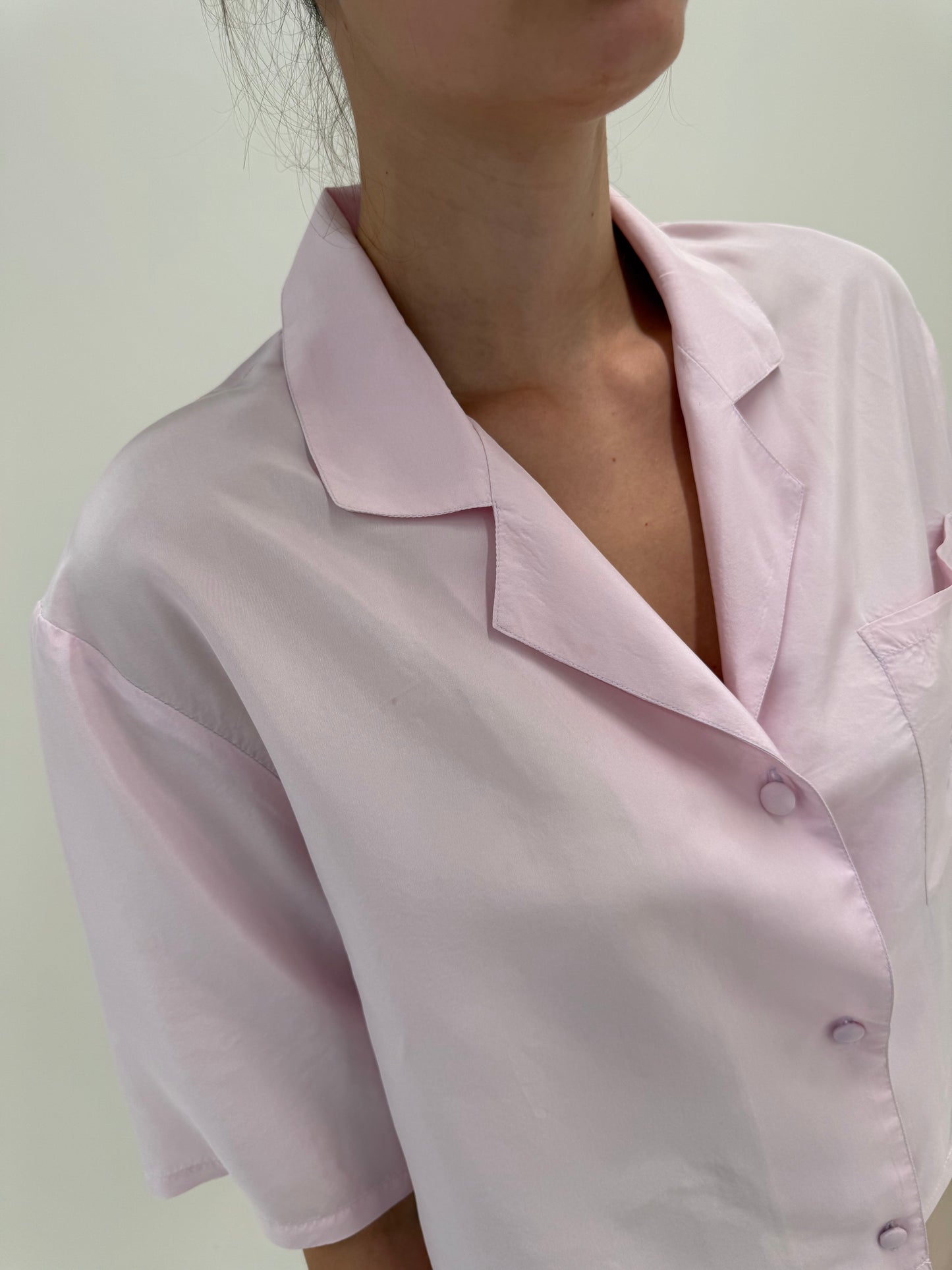 Cămașa powder Pink din mătase naturală în croi lejer ușor cropped