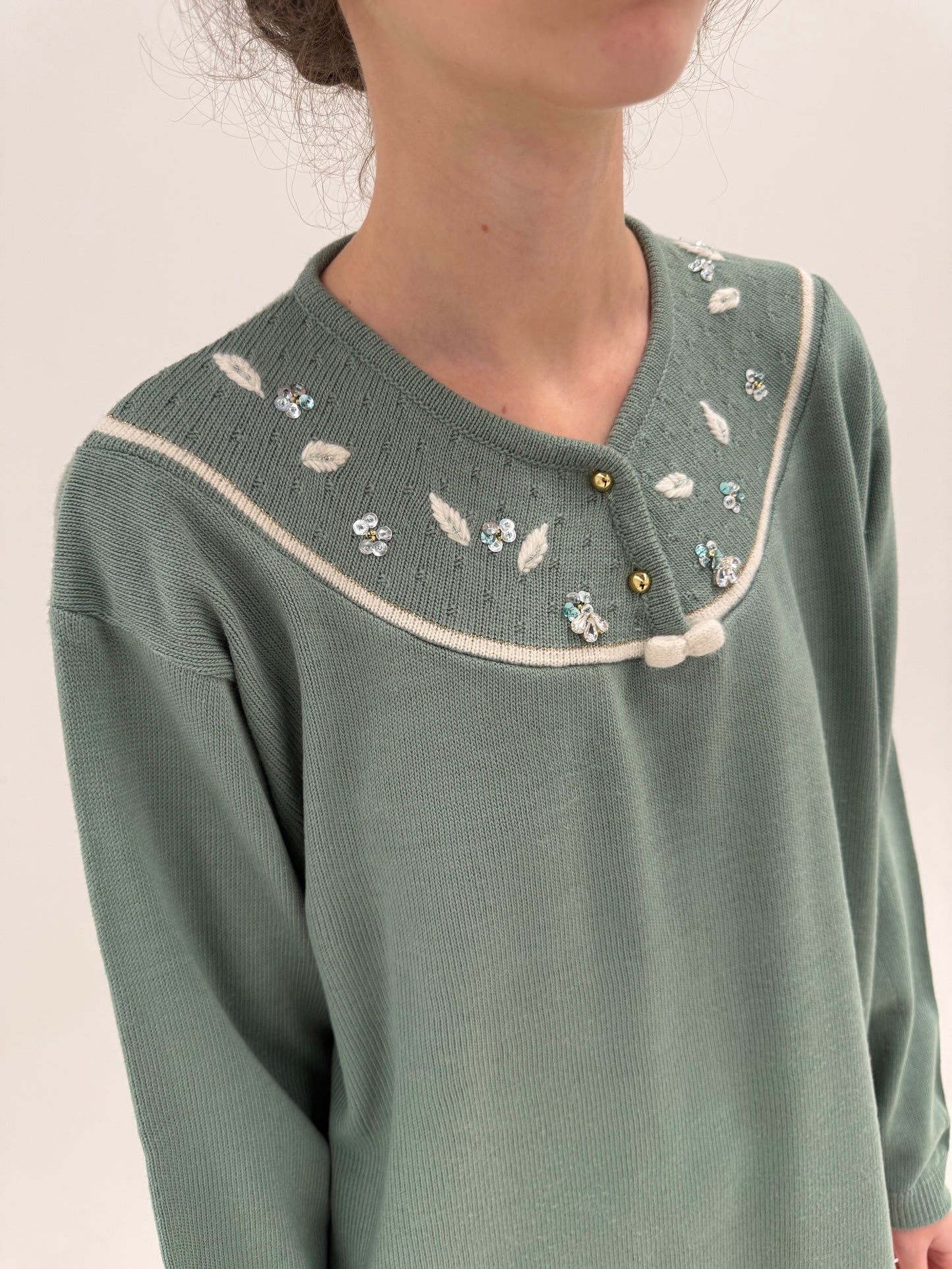 Pulover mint green cu broderie și aplicații manuale din lana extrafina