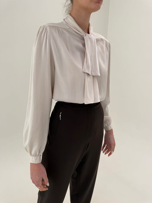 Cămașa din mătase naturală în culoare foarte pudrată cu eșarfă chic