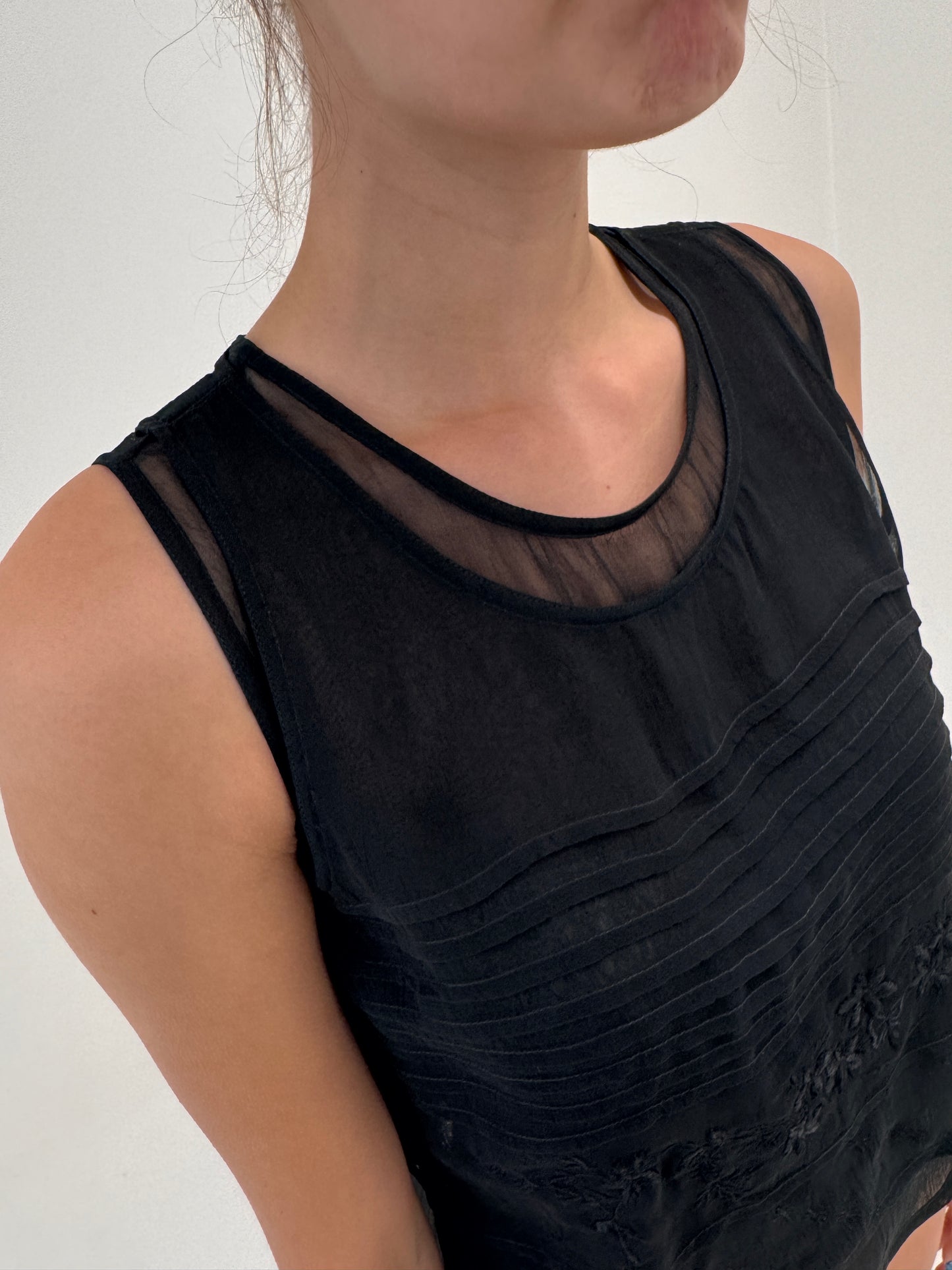 Top negru din mătase naturală cu broderie de la zi la seară