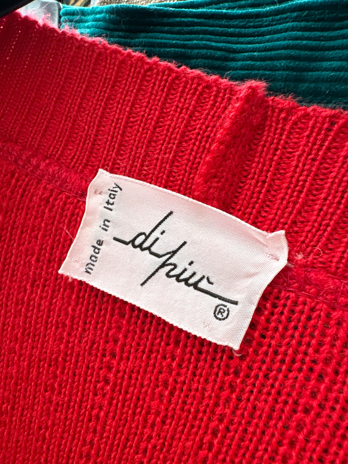 Cardigan vintage retro modern în croi lejer din mix de lana extrafina cherry red