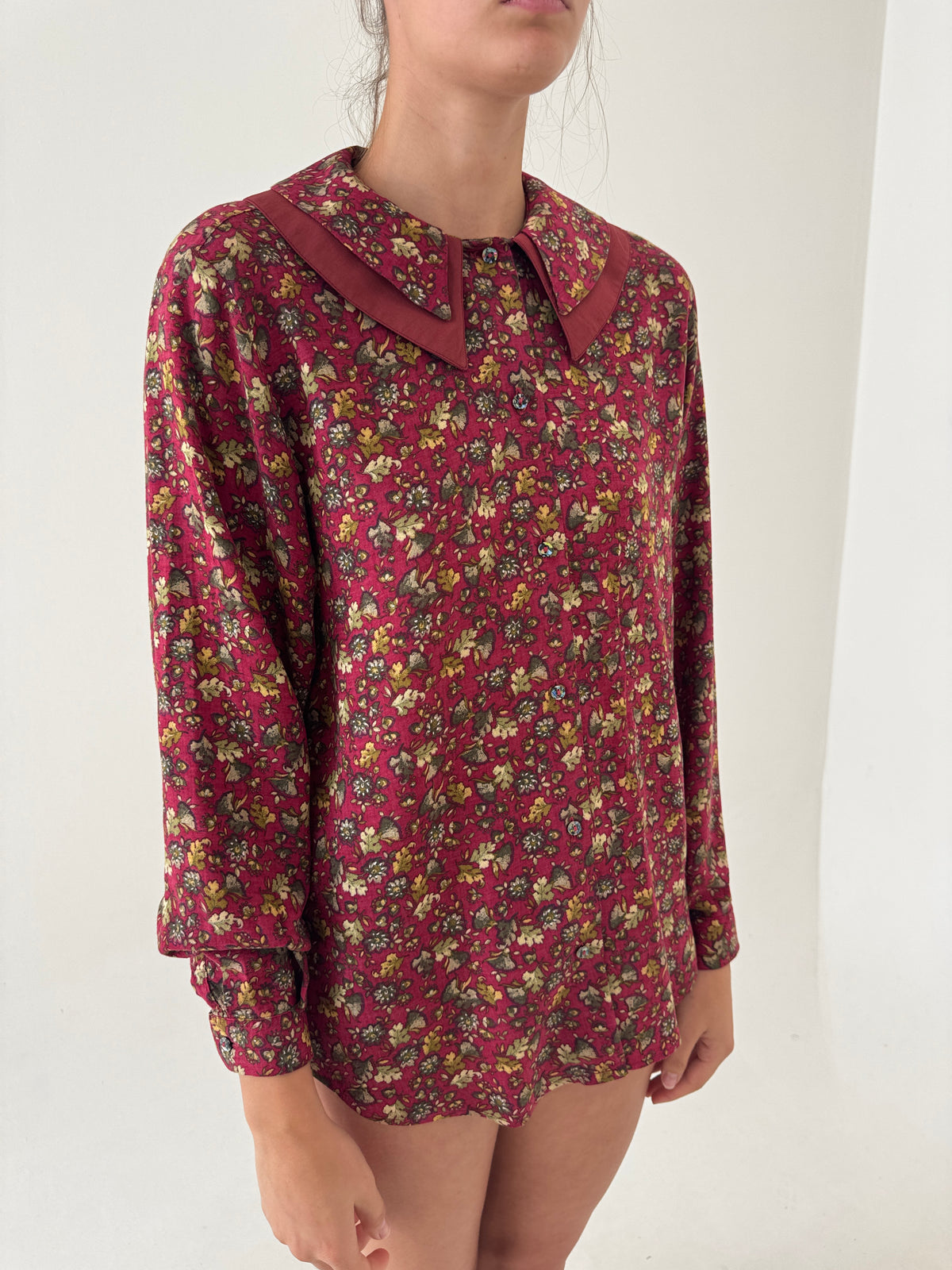 Cămașa vintage burgundy cu print dleisal în culori superbe și guler mare dublu